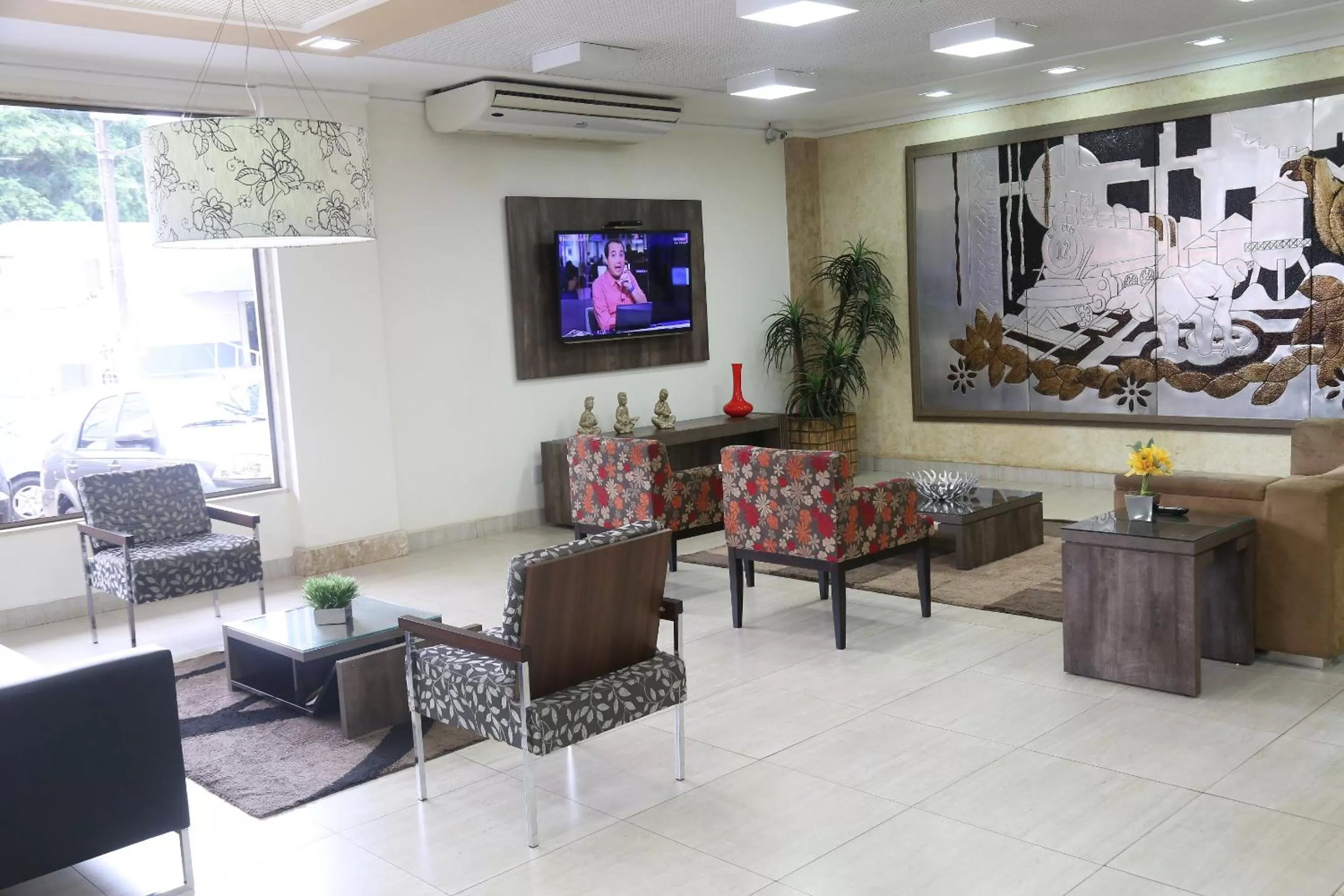 Communal lounge/ TV room in Larison Executive - by Easy Hotéis