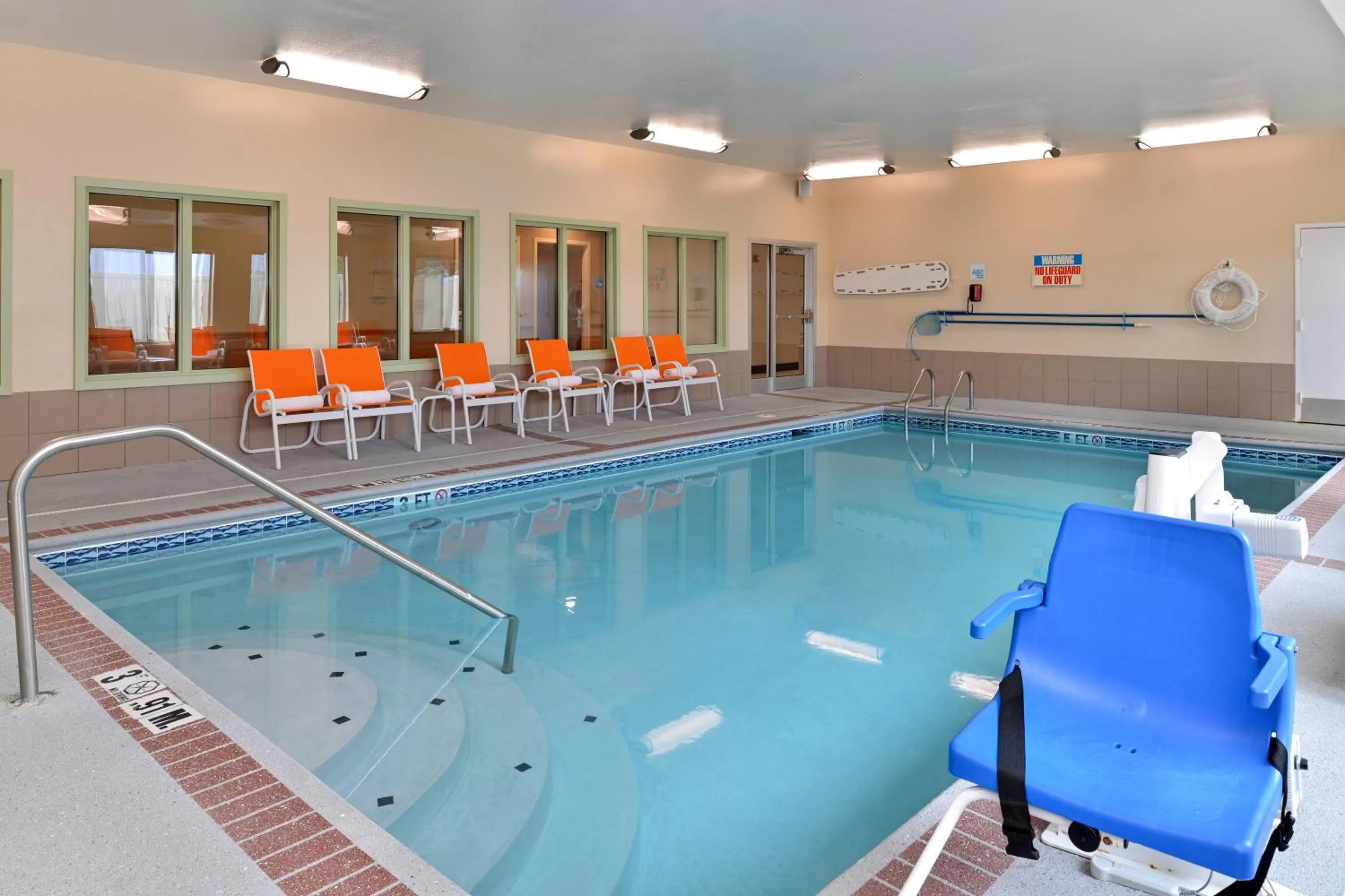 Swimming pool in Holiday Inn Express Hotel & Suites Cincinnati-Blue Ash by IHG