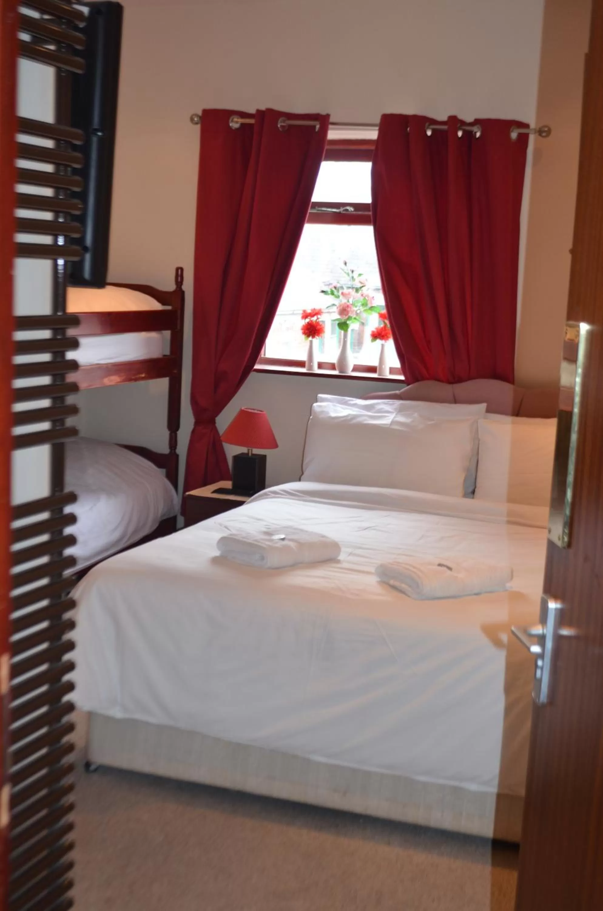 Photo of the whole room, Bed in Lyndhurst Hotel