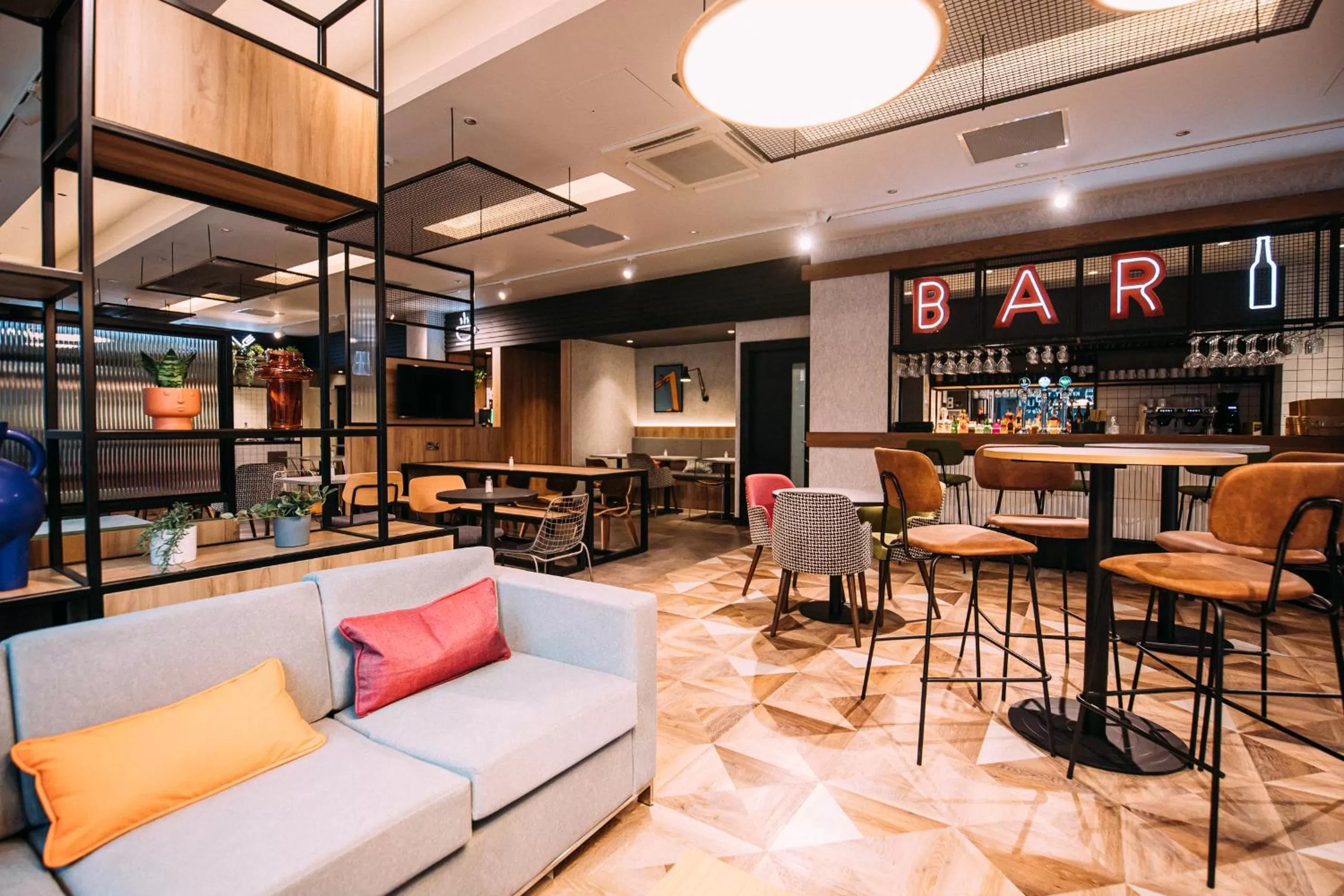 Lounge or bar in ibis Belfast City Centre