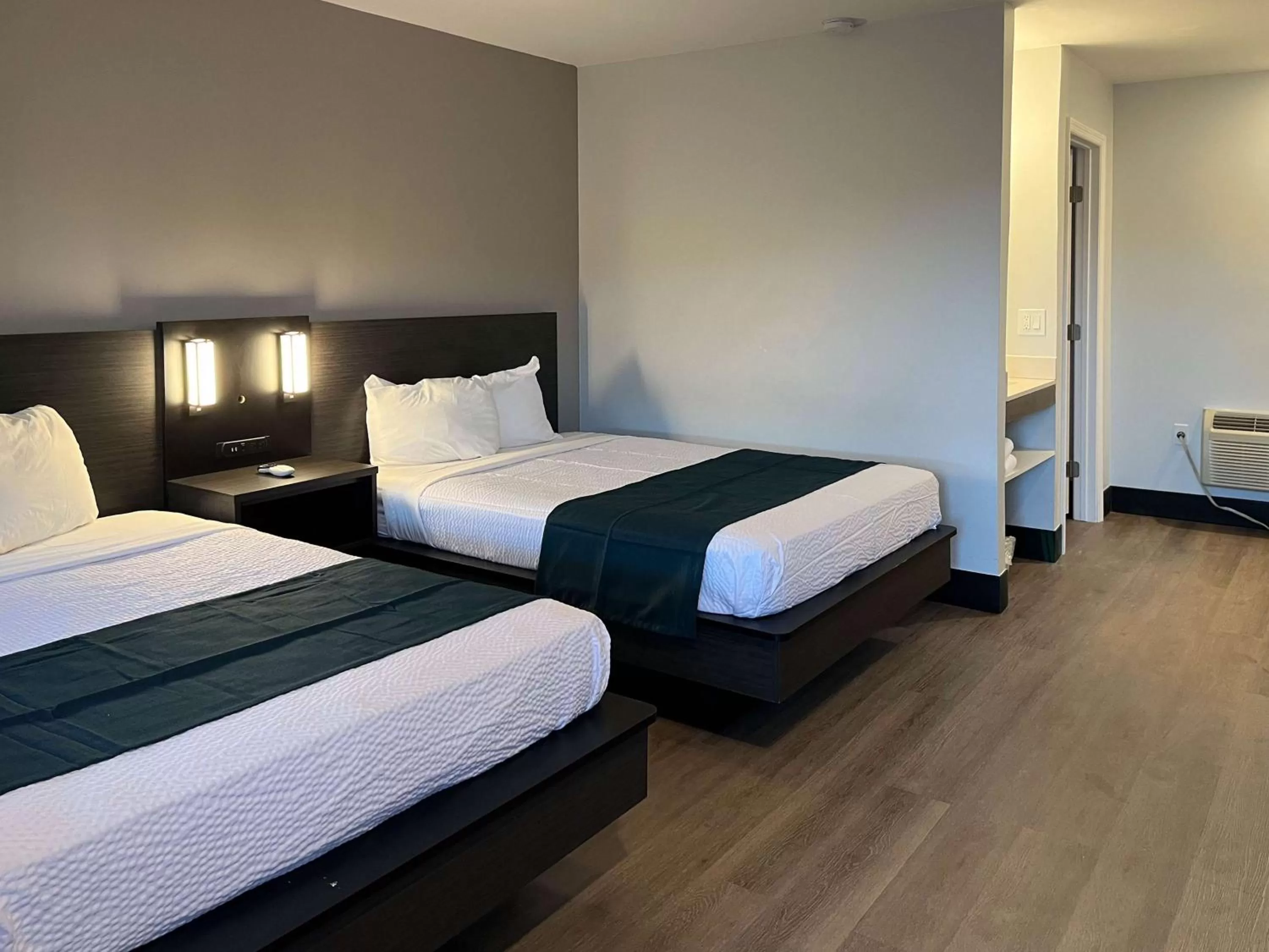 Bedroom, Bed in Motel 6 Williams AZ Downtown Grand Canyon