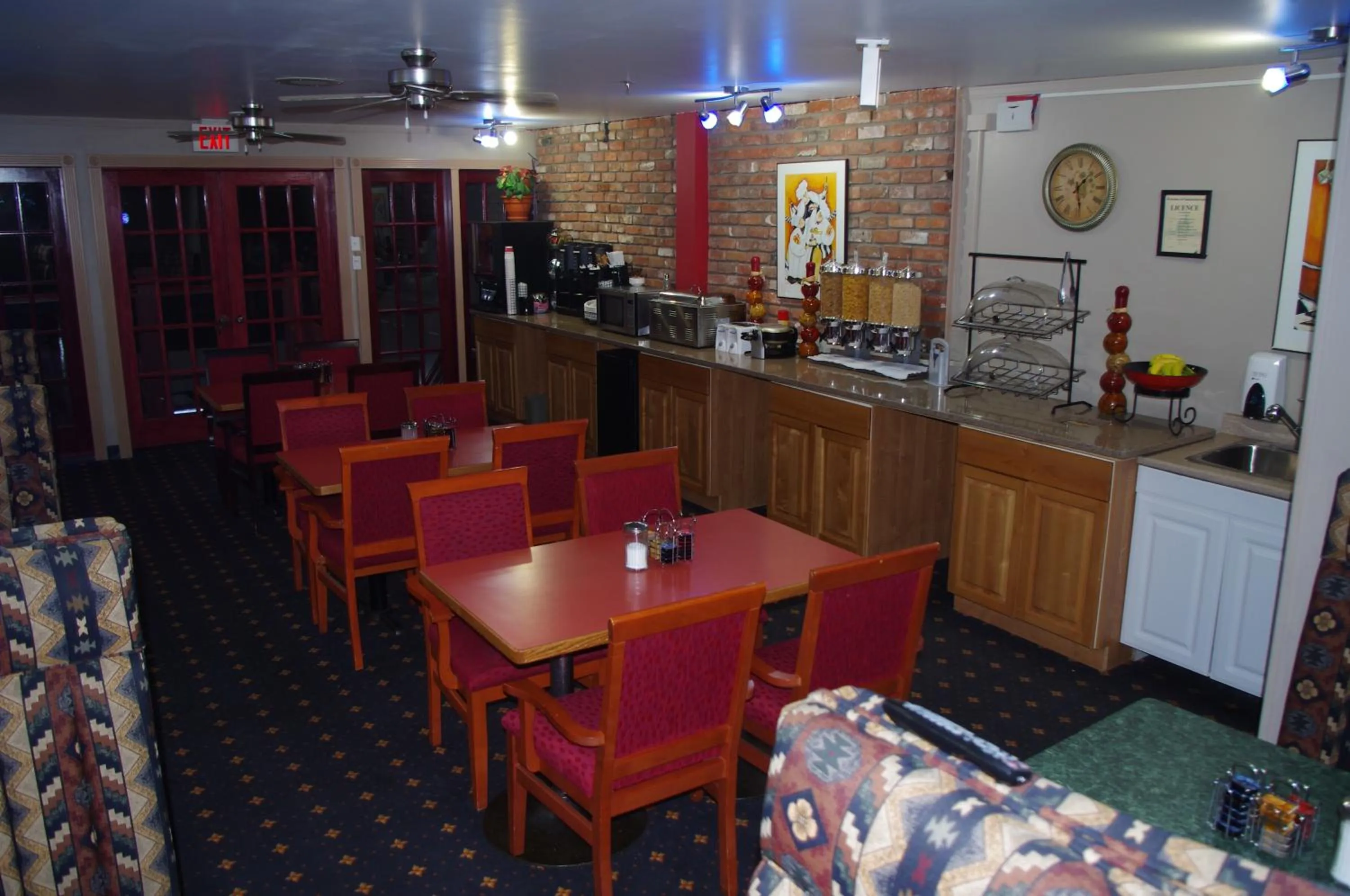 Breakfast in South Hill Lodge