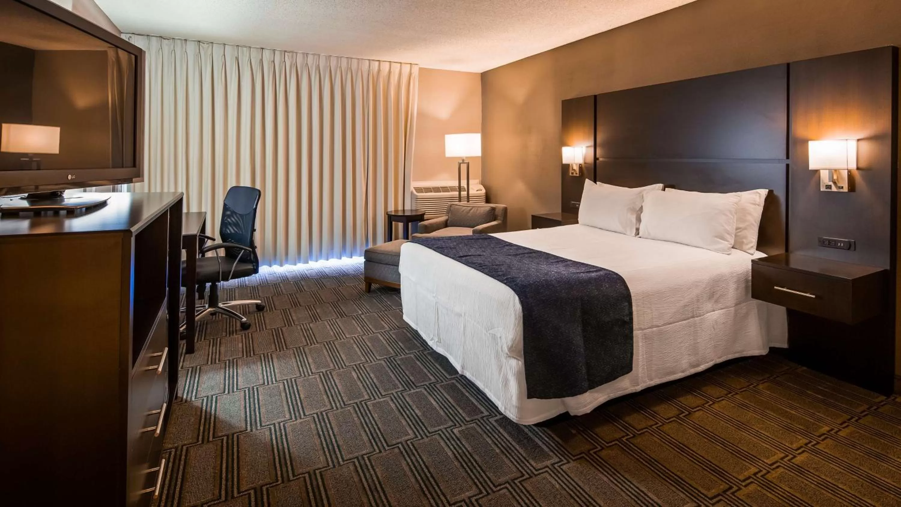 Photo of the whole room, Bed in Best Western Andersen's Inn