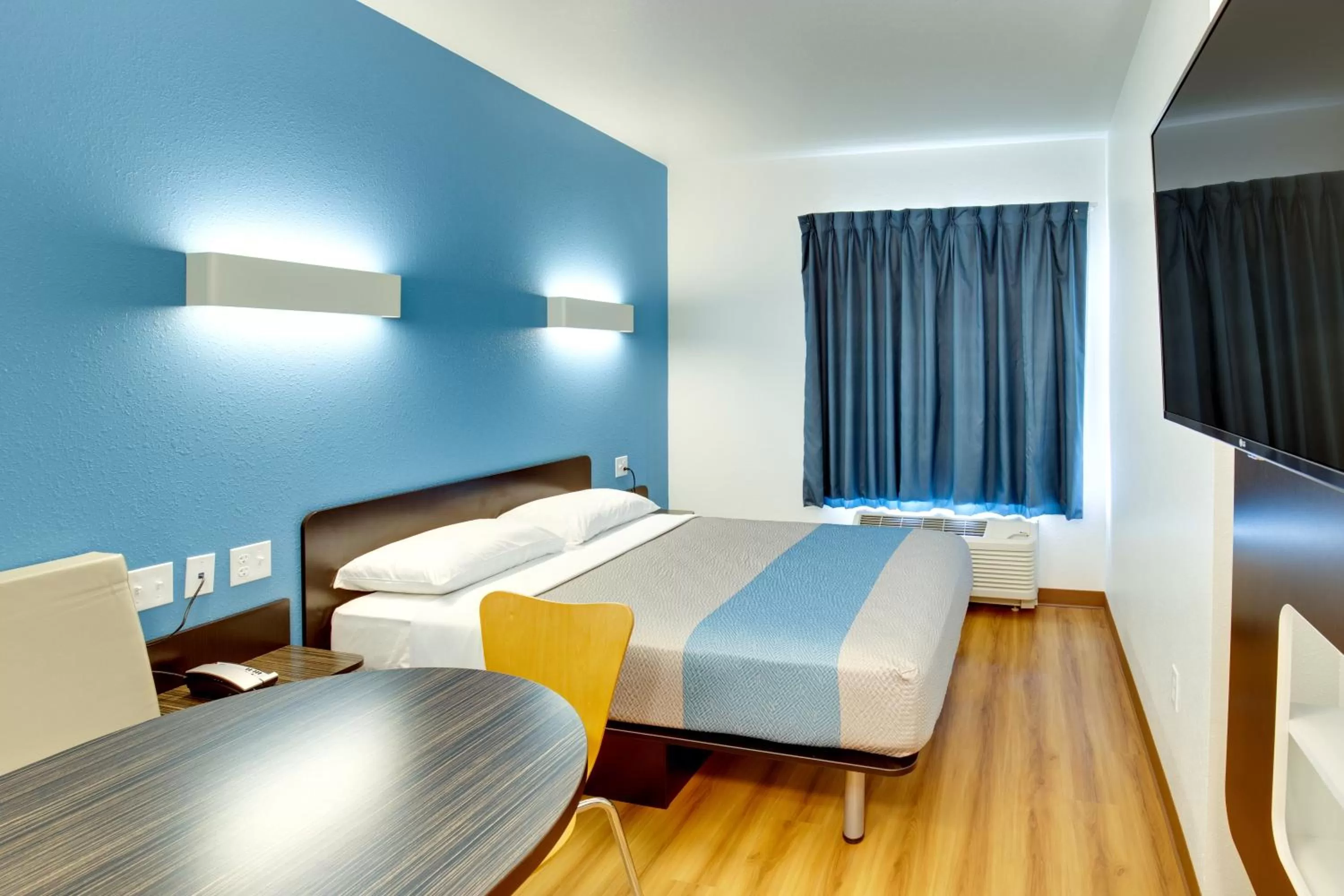 Bedroom, Bed in Motel 6 Poplar Bluff, MO