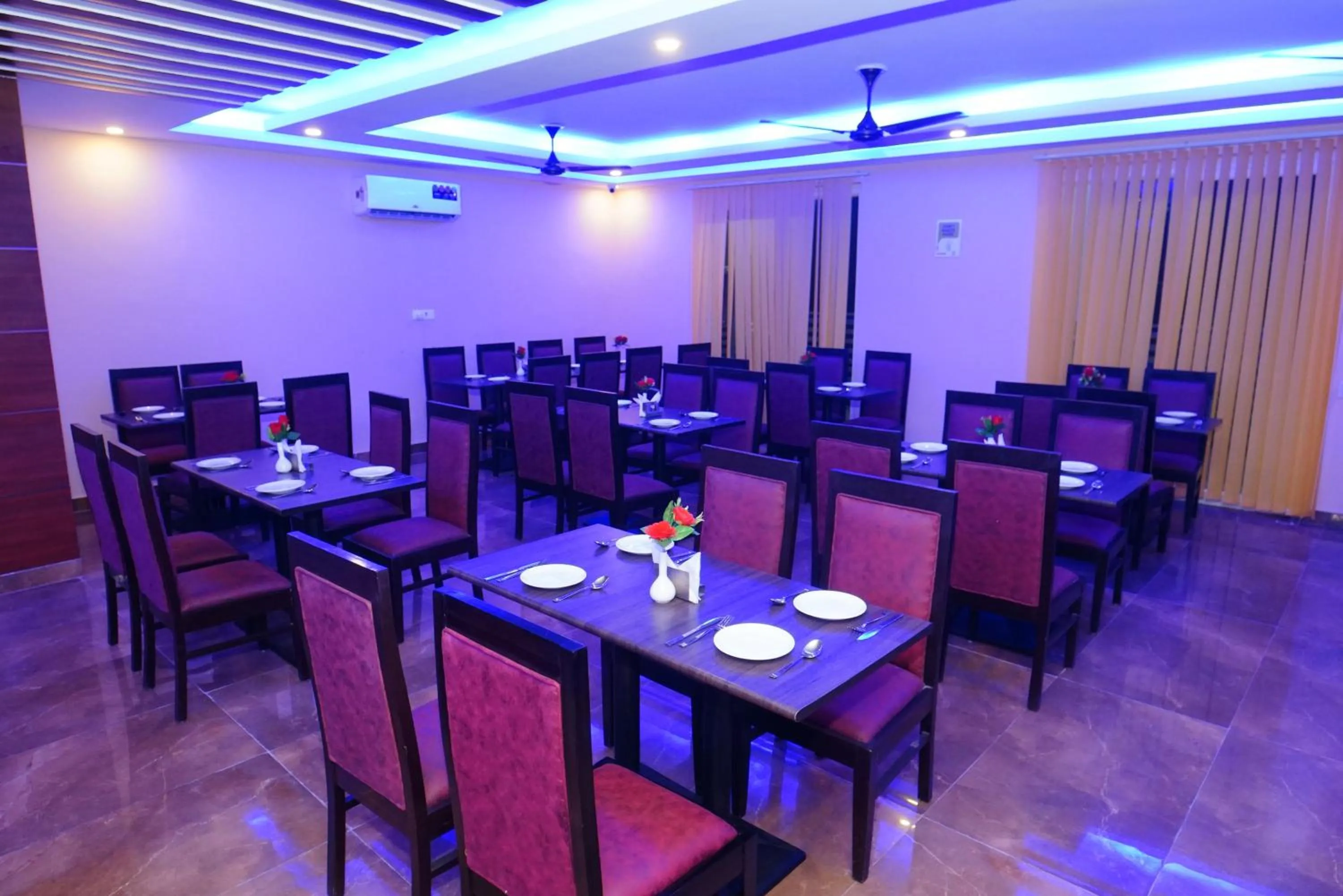 Restaurant/places to eat in ExpoMart Inn