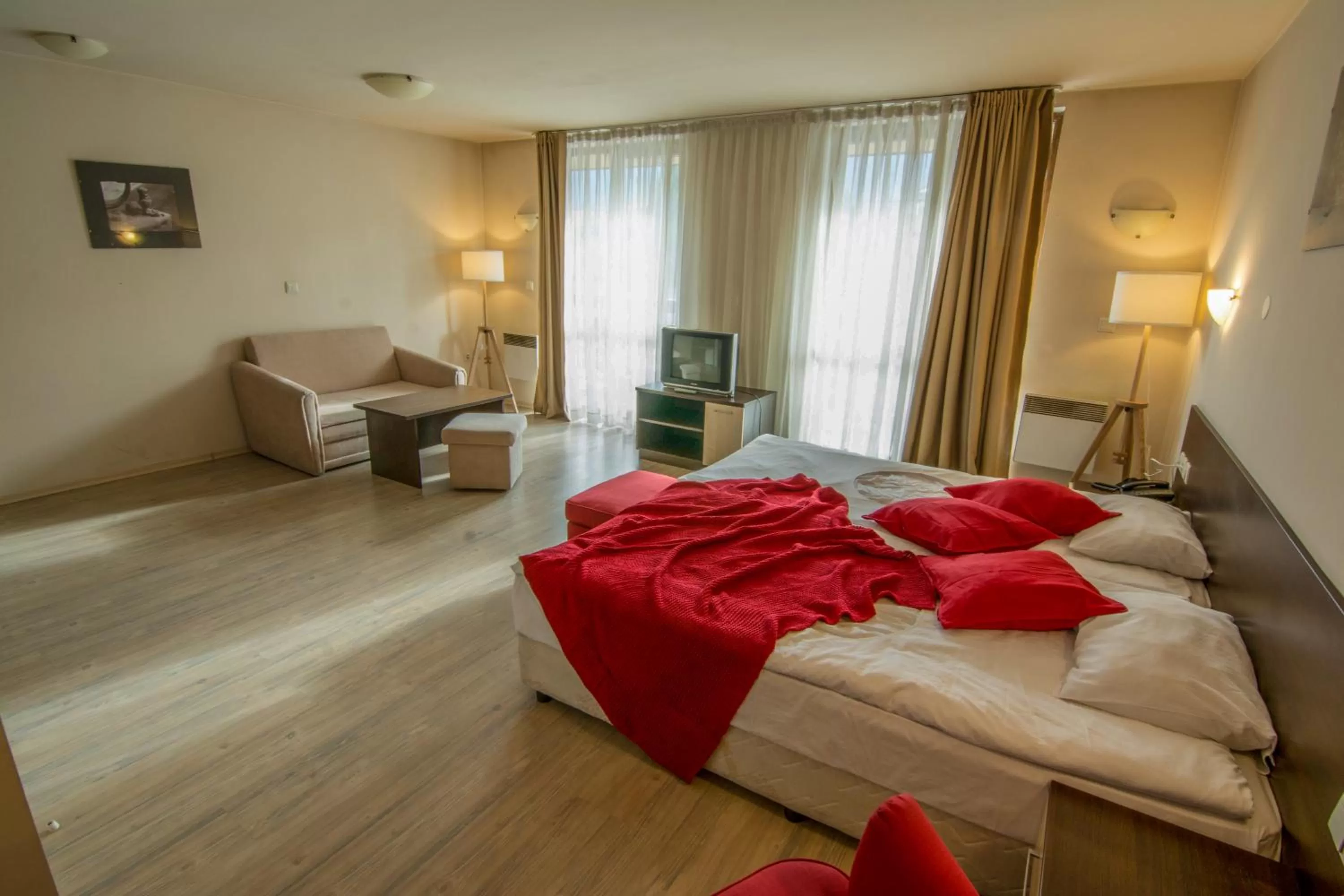 Bed, TV/Entertainment Center in StayInn Banderitsa Apartments with kitchen & BBQ