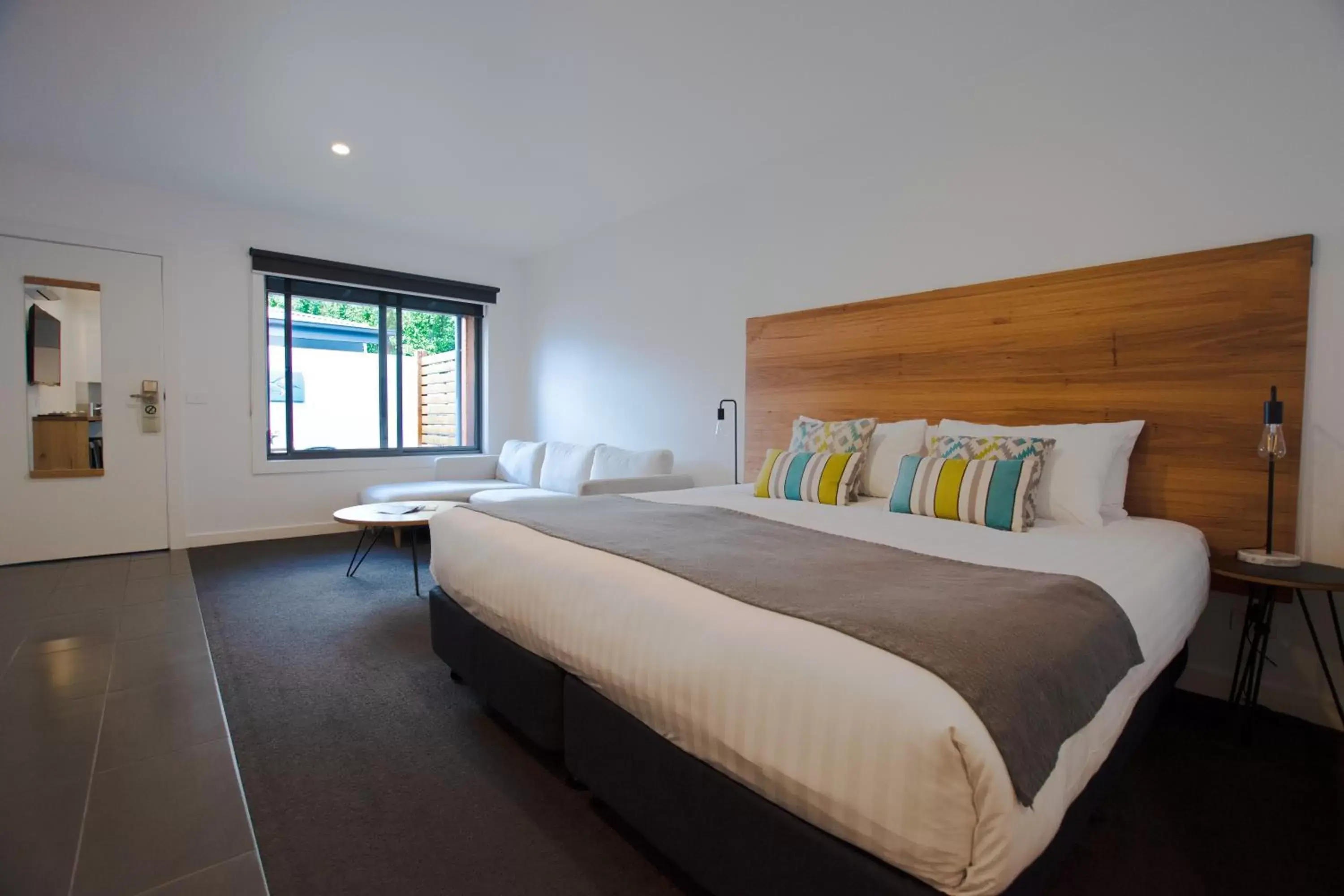 Deluxe Accessible Family Suite in Bright Colonial Motel Deluxe Accessible Family Suite in Bright Colonial Motel