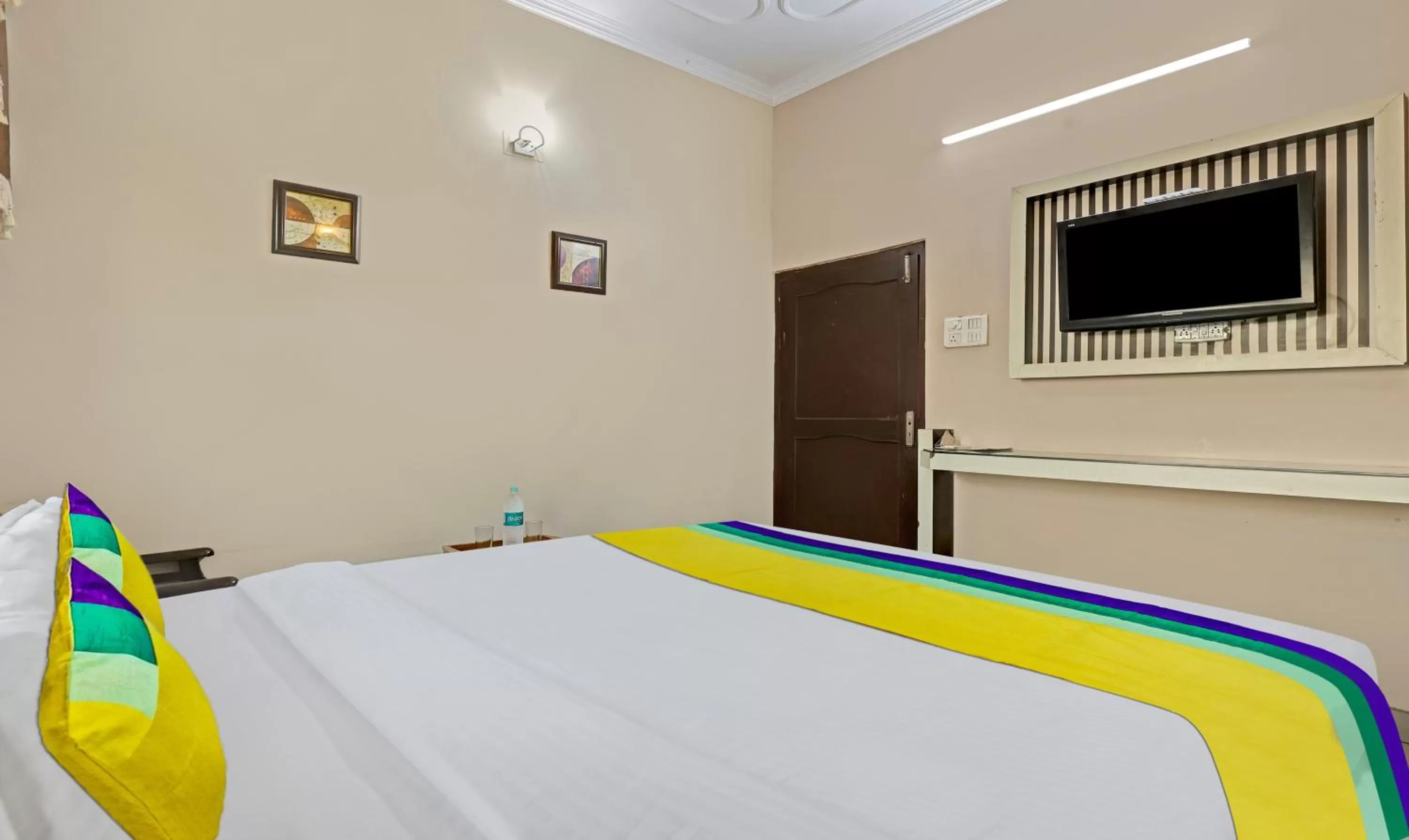 Bedroom, Bed in Itsy By Treebo - Friends