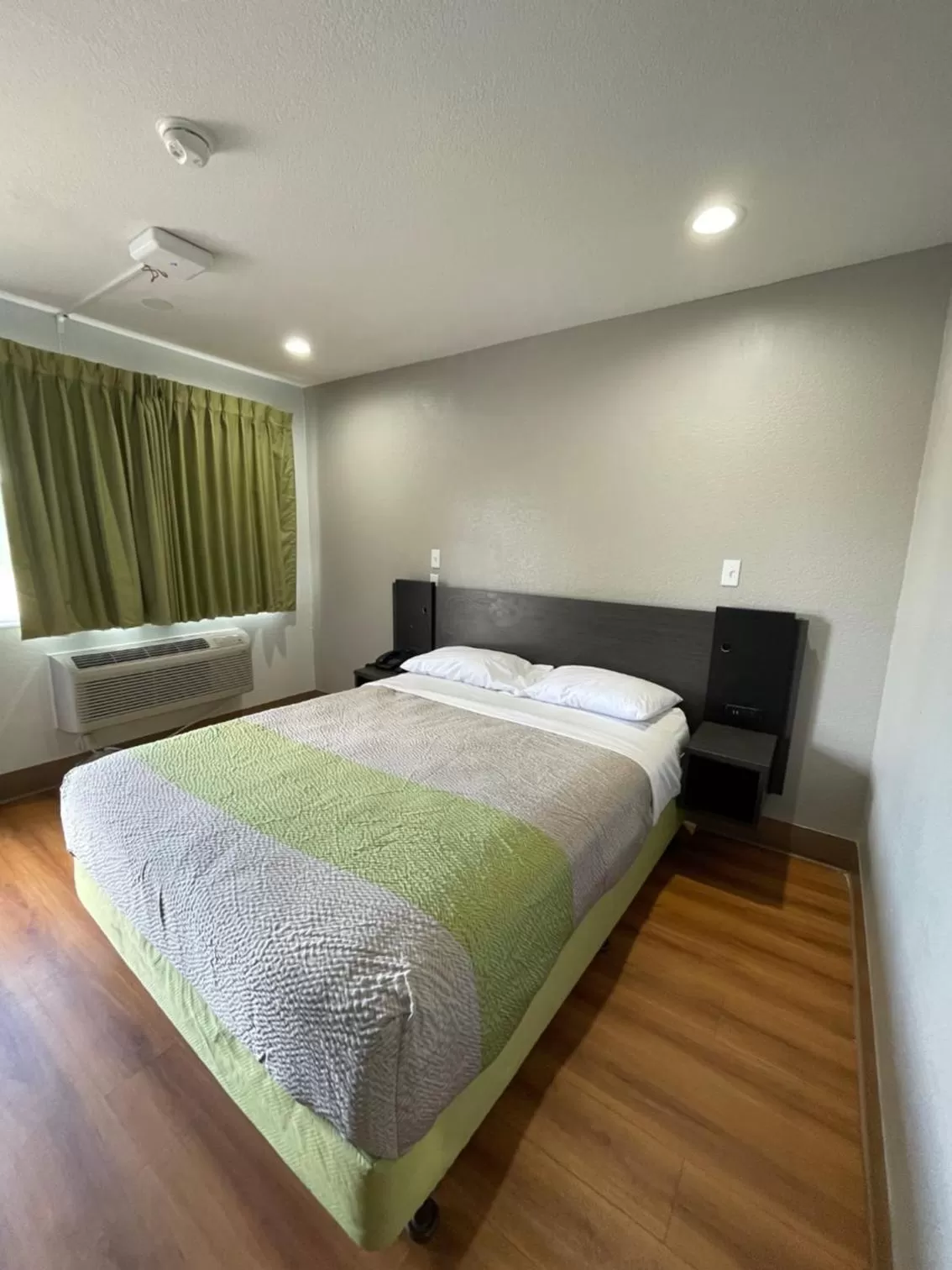 Bed in Motel 6-Port Allen, LA - Baton Rouge