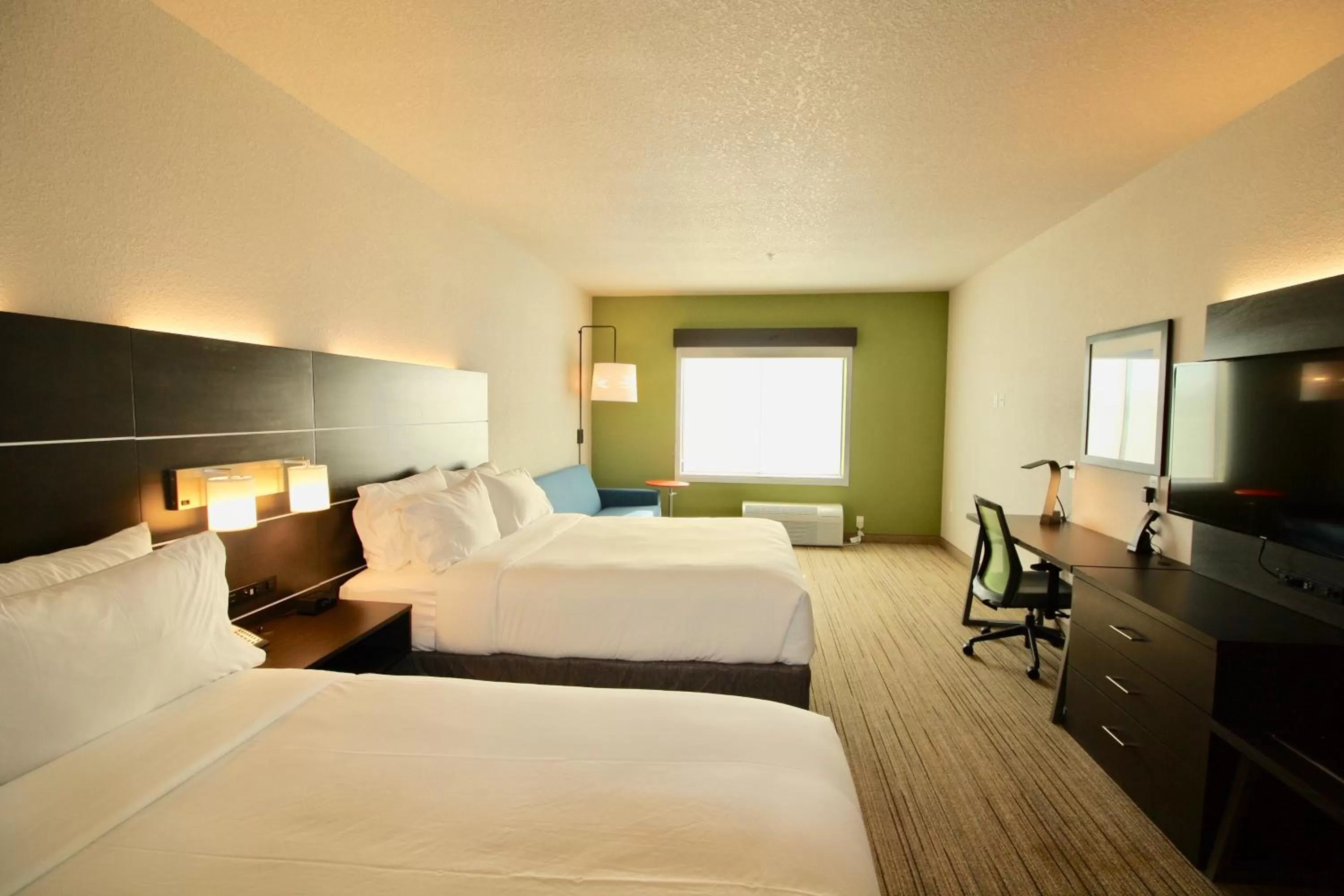 Photo of the whole room, Bed in Holiday Inn Express & Suites - Kirksville - University Area by IHG