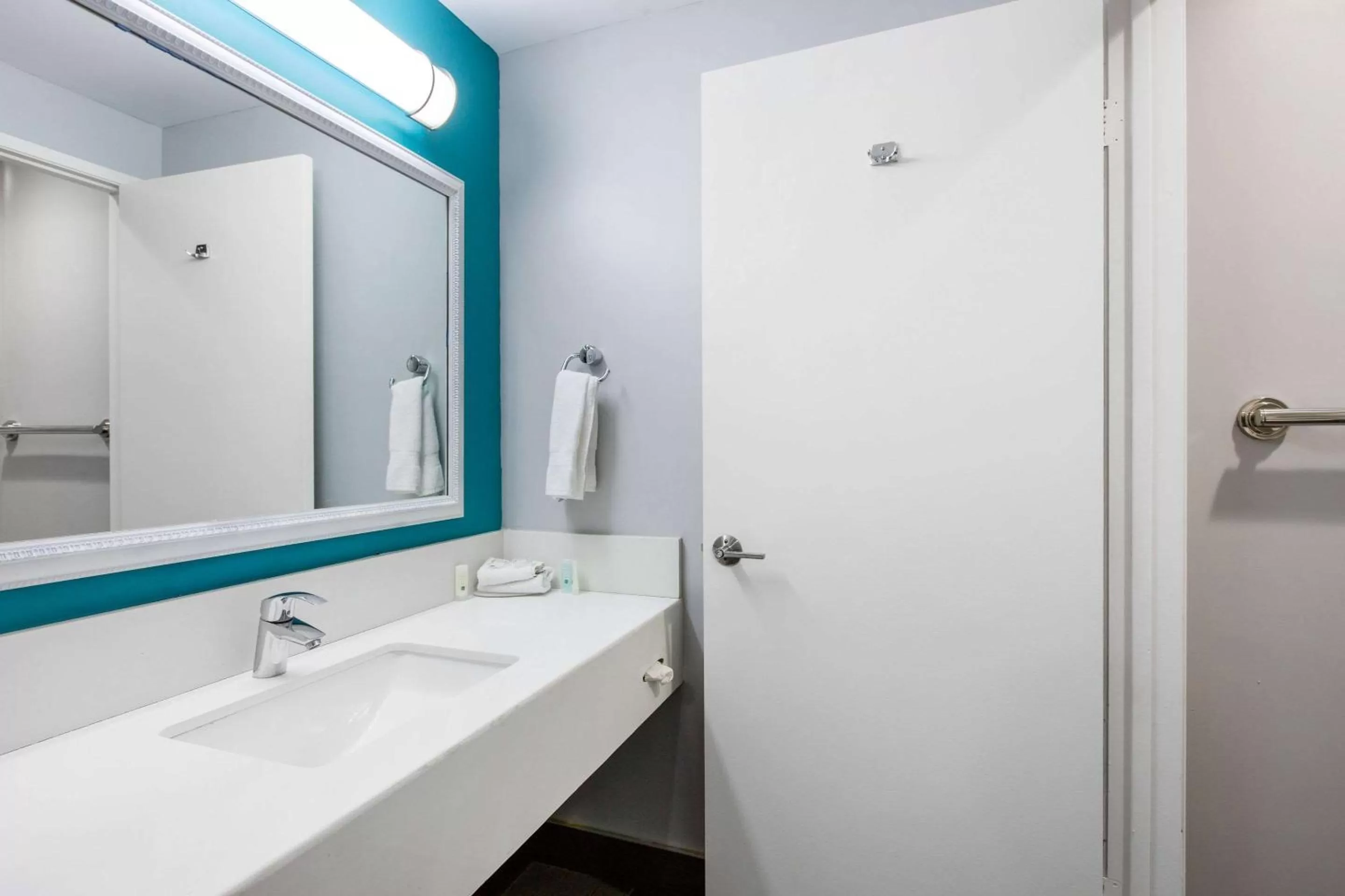 Bathroom in Quality Inn Near Hollywood Walk of Fame