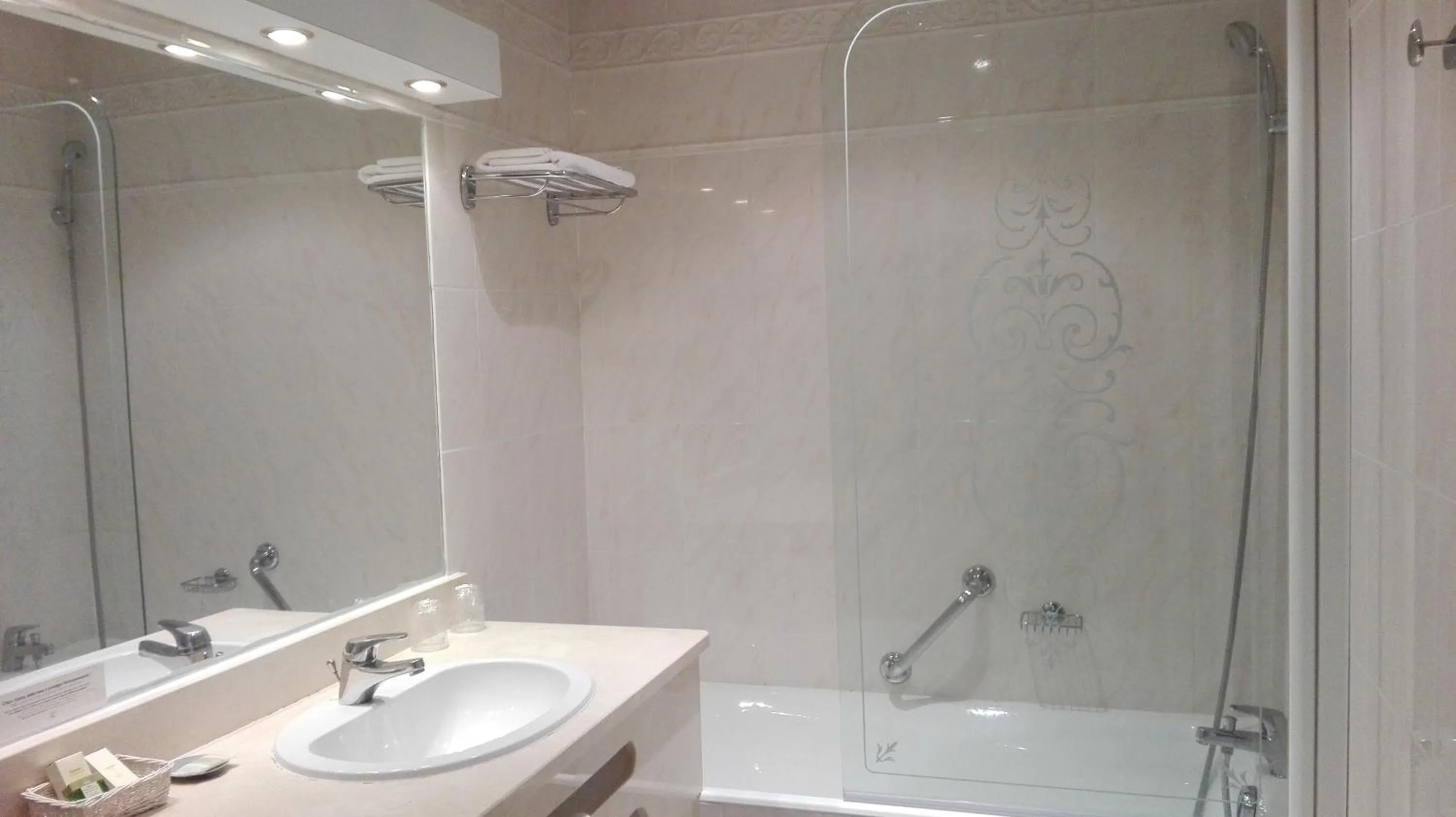 Bathroom in Logis Au Grand Hotel et son restaurant