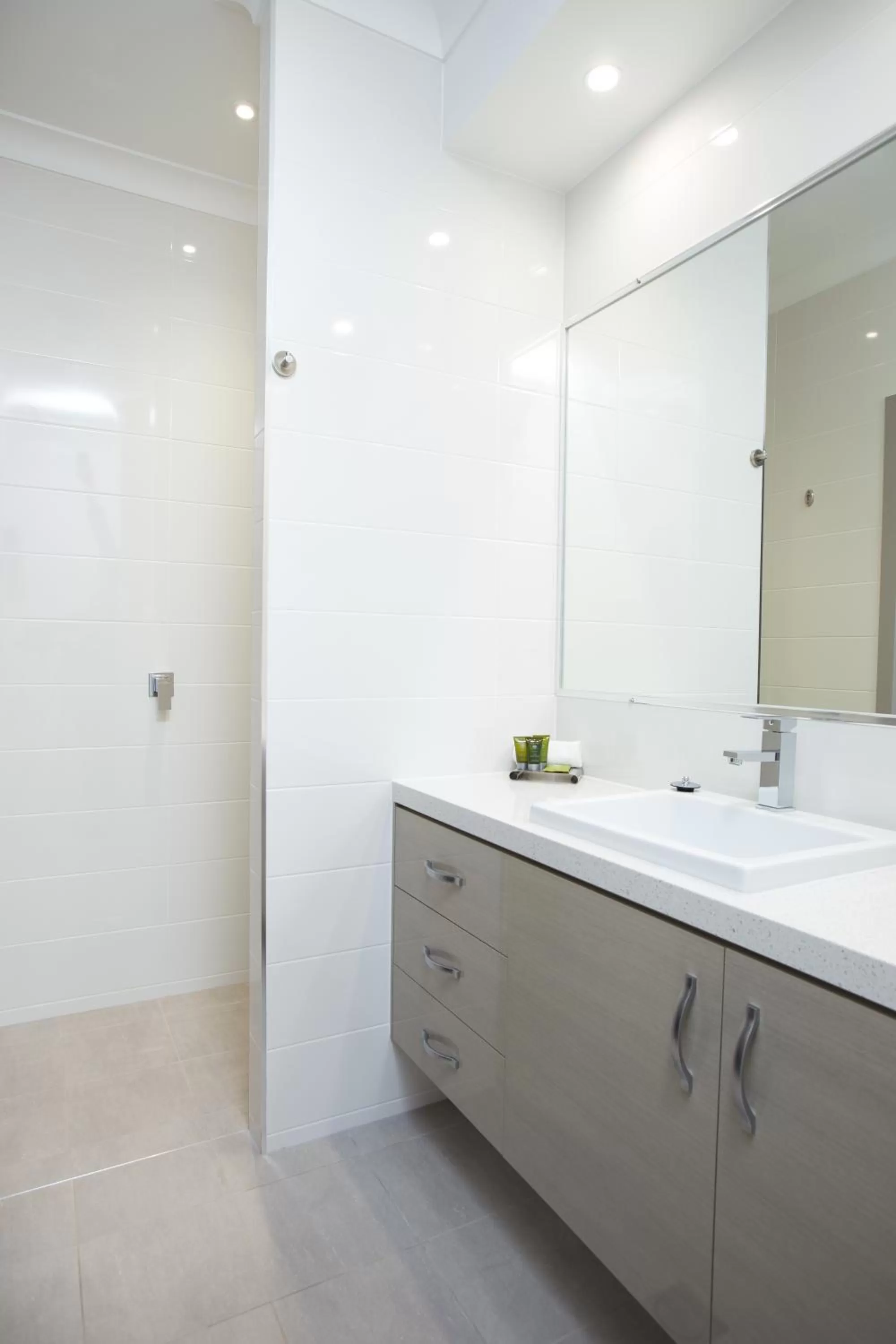 Shower in Altitude Motel Apartments