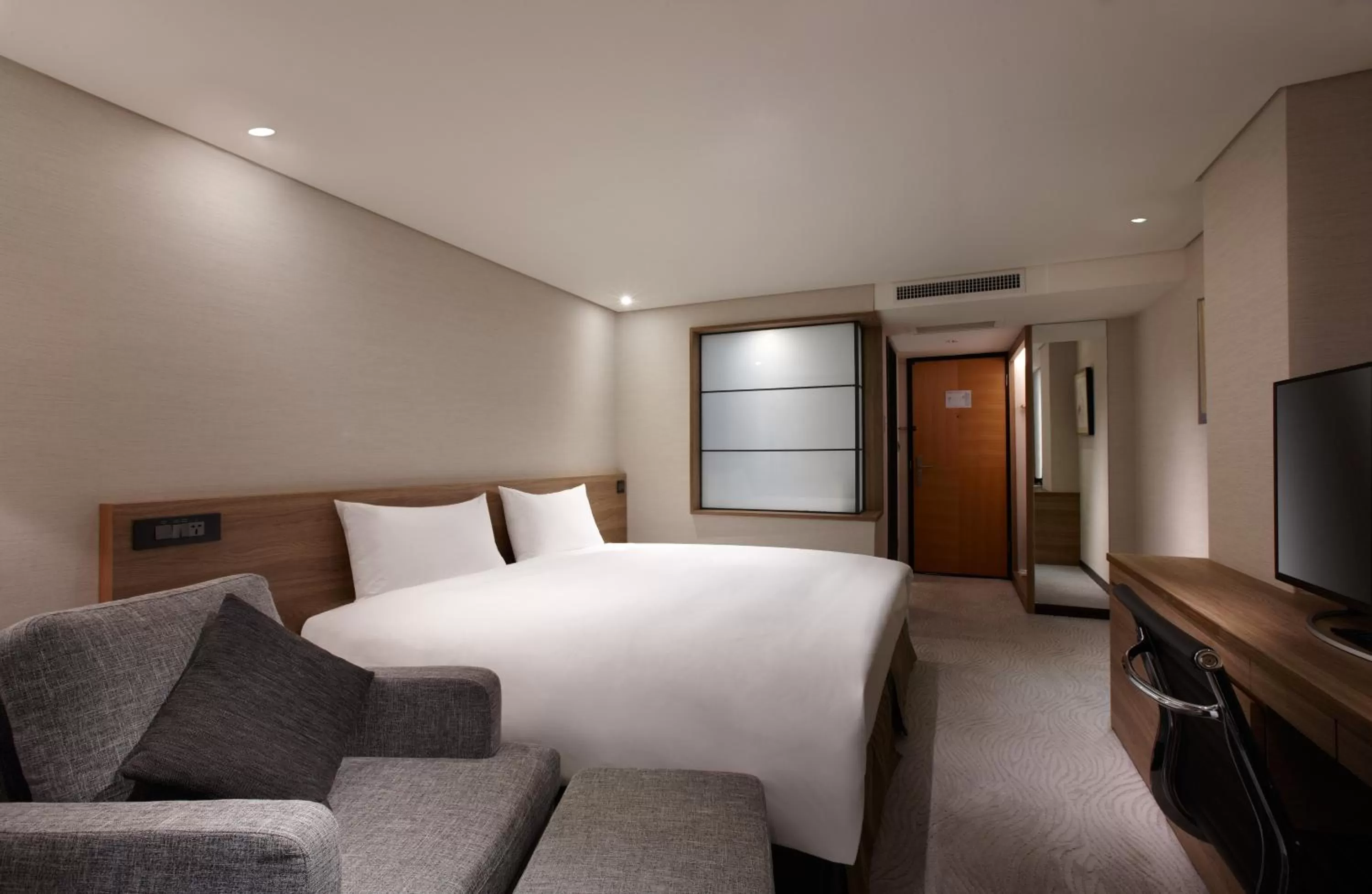 Photo of the whole room, Bed in Royal Inn Taipei Nanxi - MRT Zhongshan Station