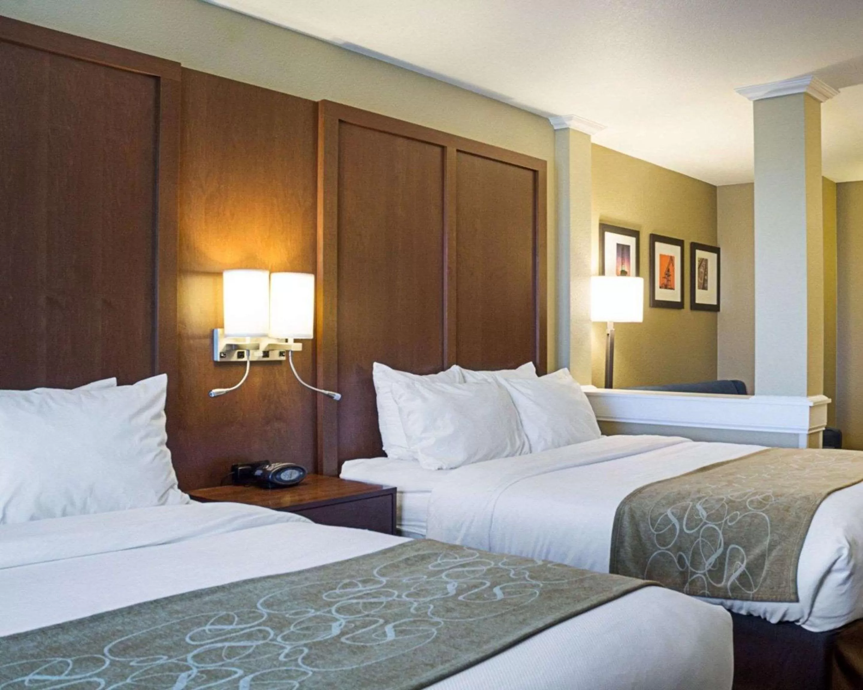 Photo of the whole room, Bed in Comfort Suites Minot South