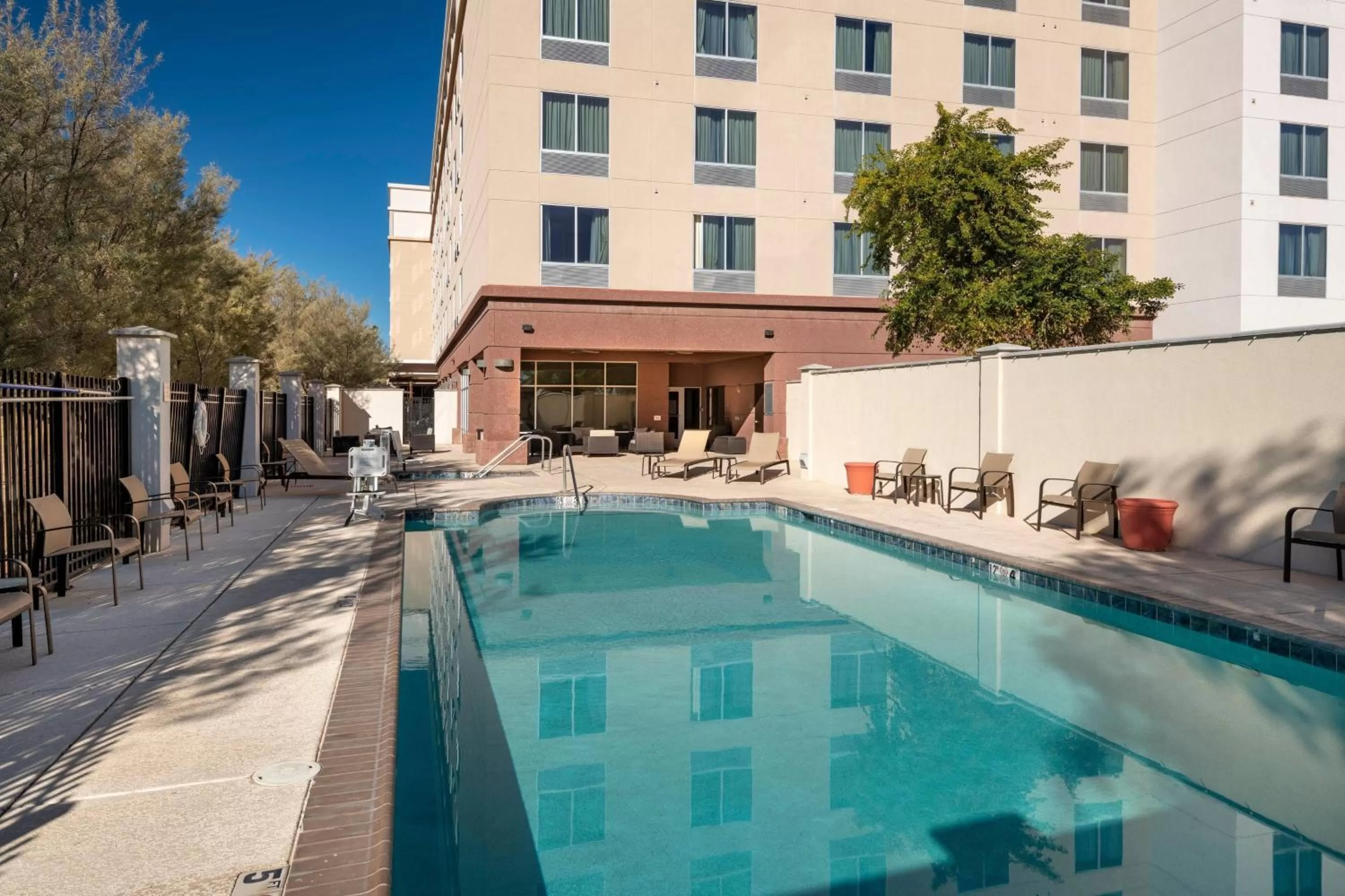 Swimming pool in Fairfield Inn and Suites Phoenix Chandler Fashion Center