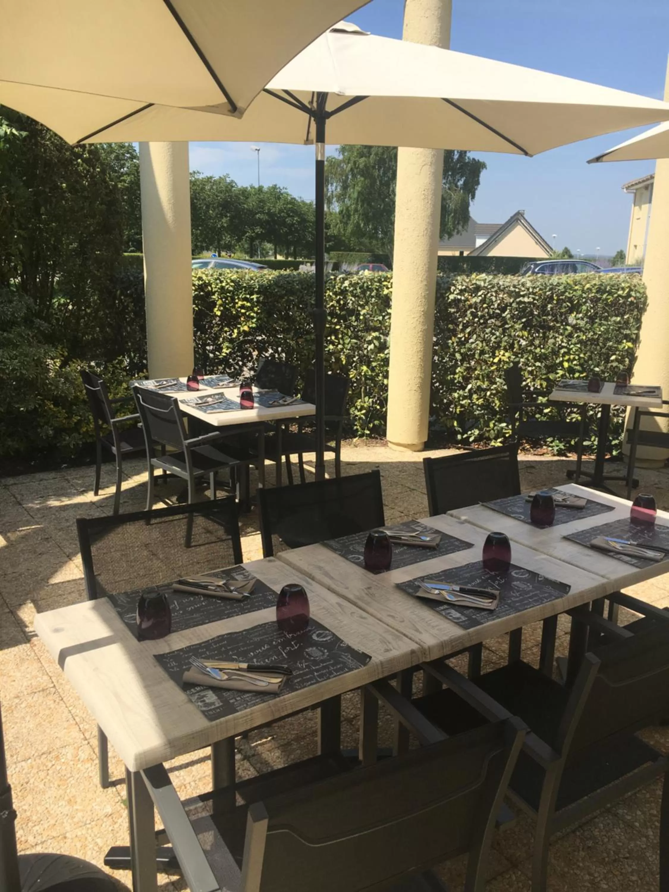 Patio in Hôtel Relais d'Étretat