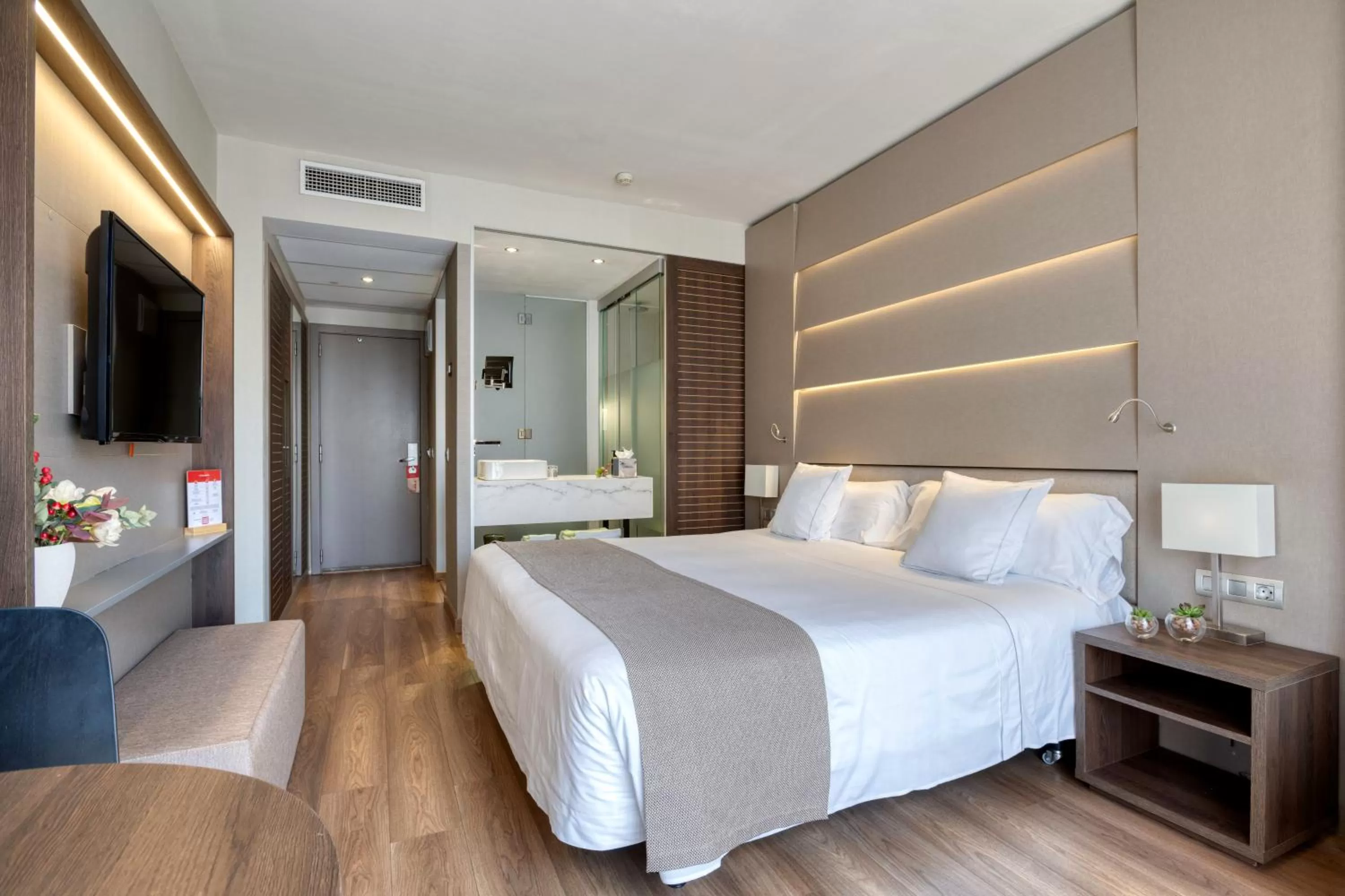 Photo of the whole room, Bed in Hotel America Barcelona