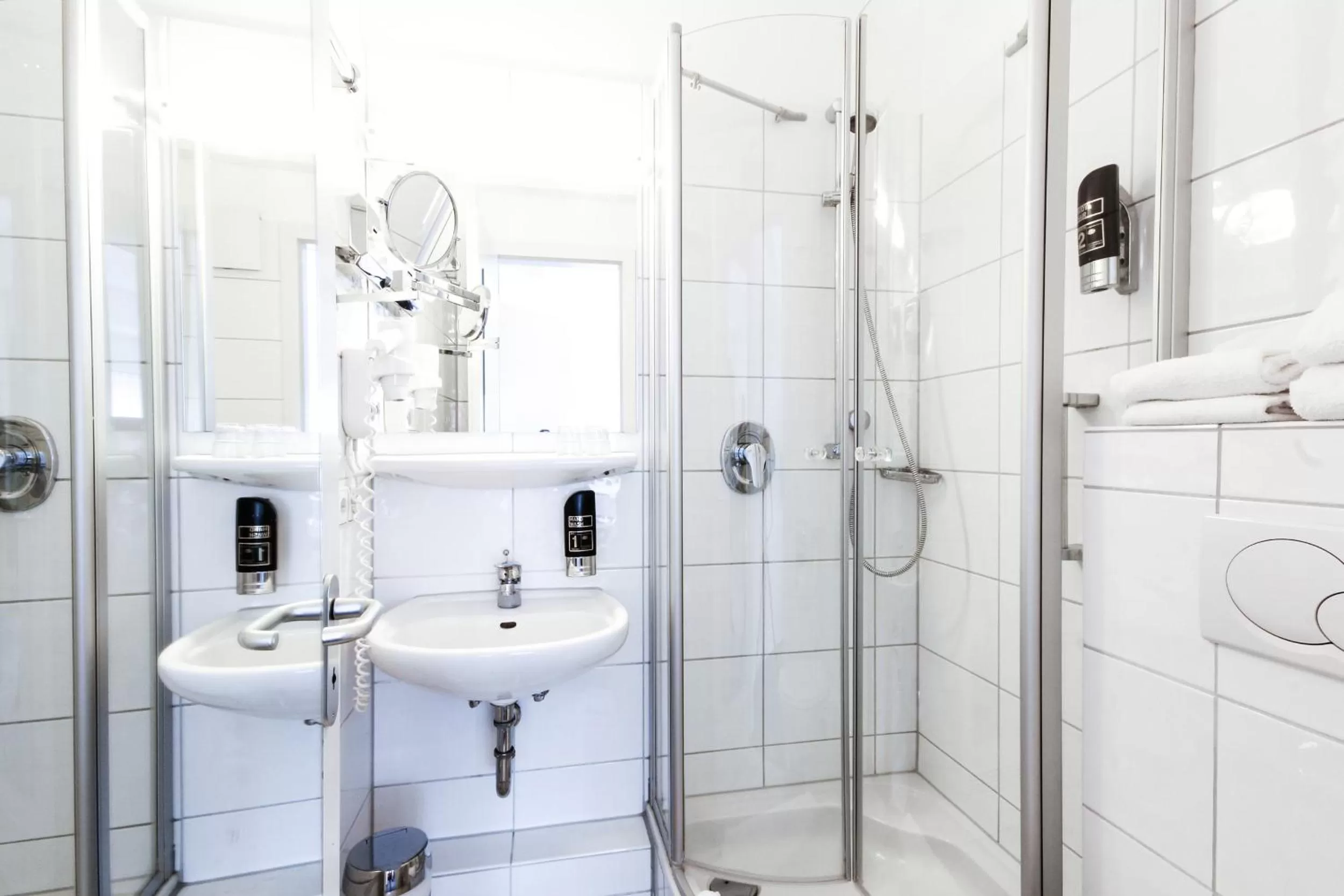 Shower in Hotel am Tiergarten