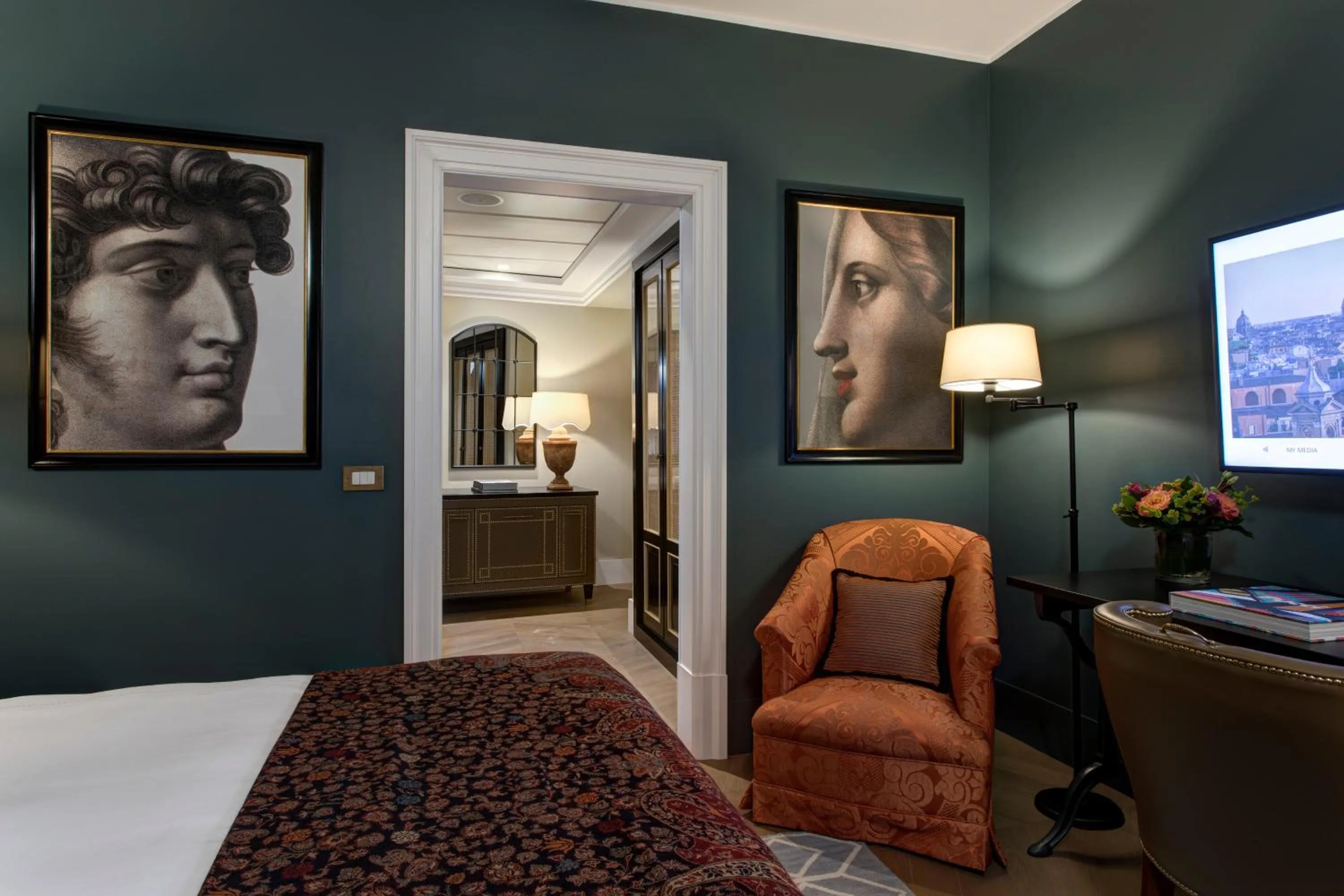 City view, Bed in Rocco Forte Hotel De La Ville