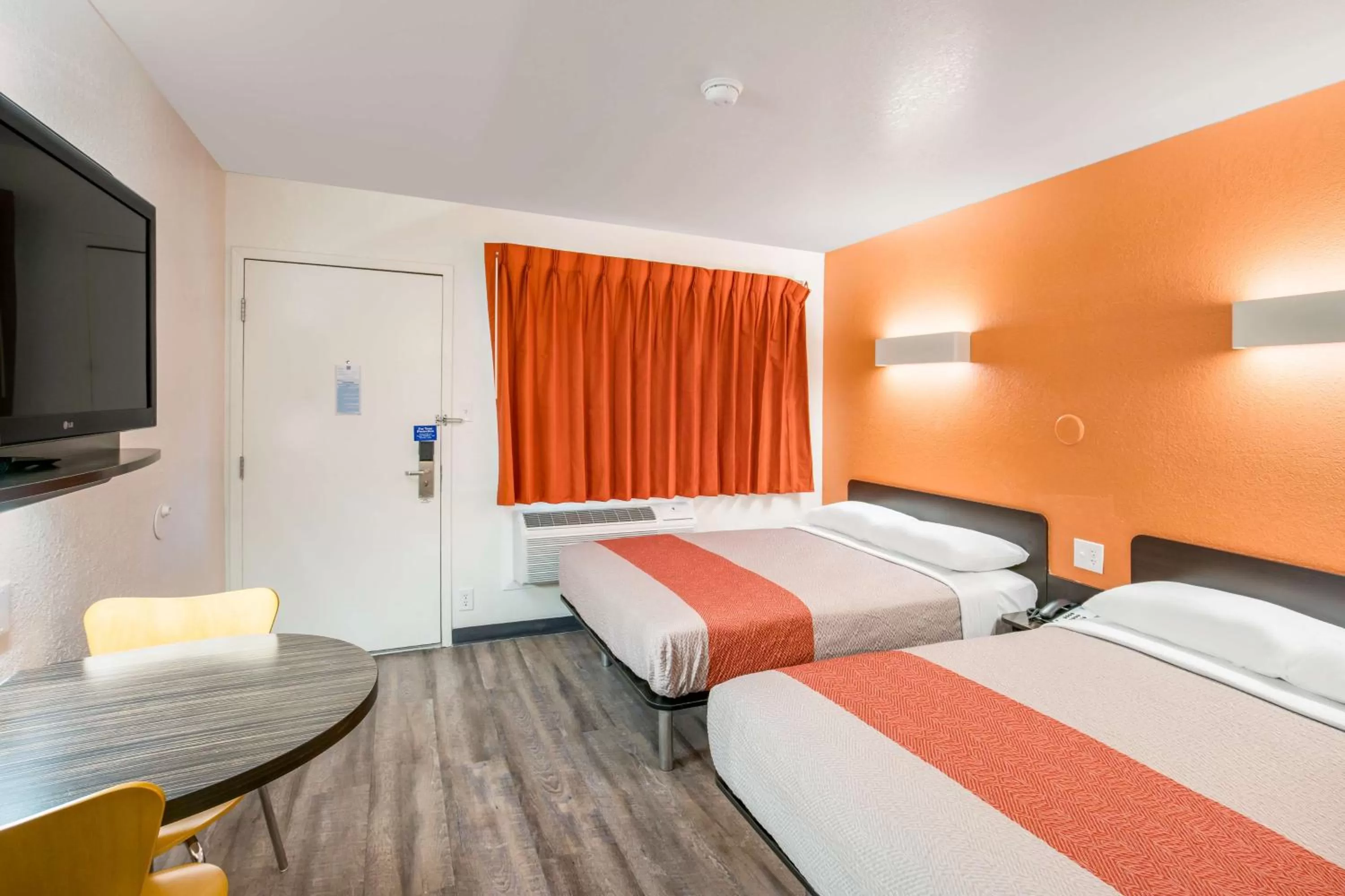 TV and multimedia, Bed in Motel 6 Williams, Ca