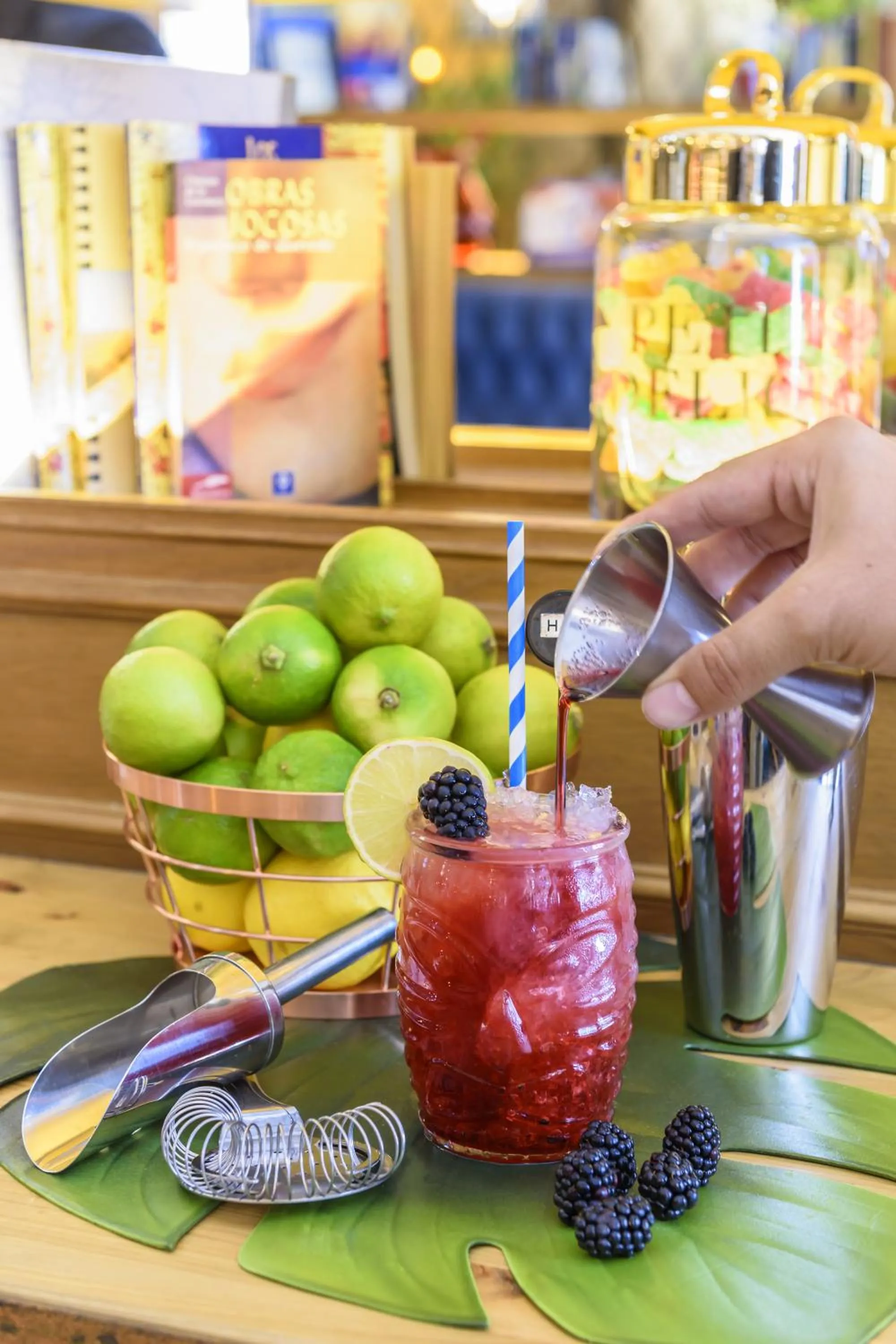 Lounge or bar in Boutique Hotel H10 Villa de la Reina