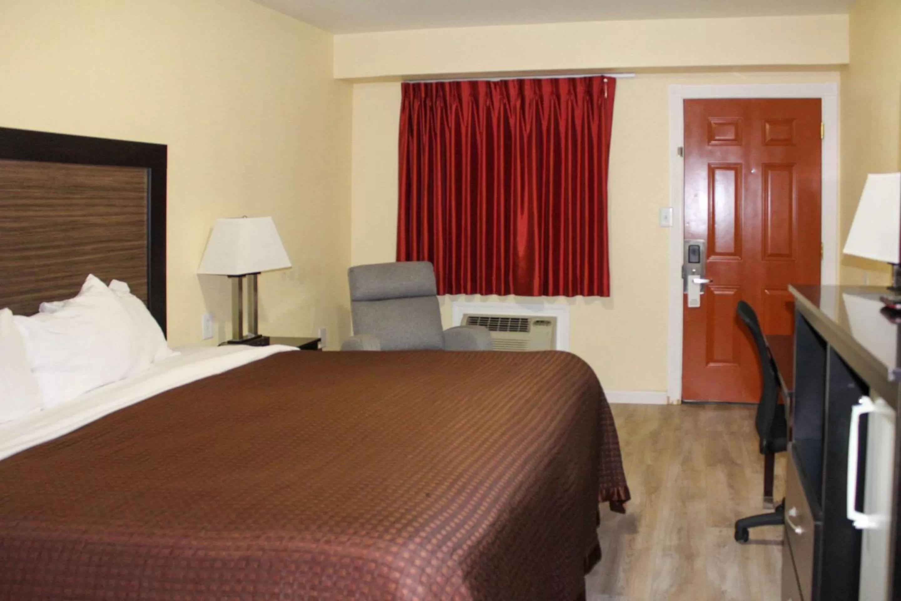 Bedroom, Bed in Rodeway Inn Medford South I-5