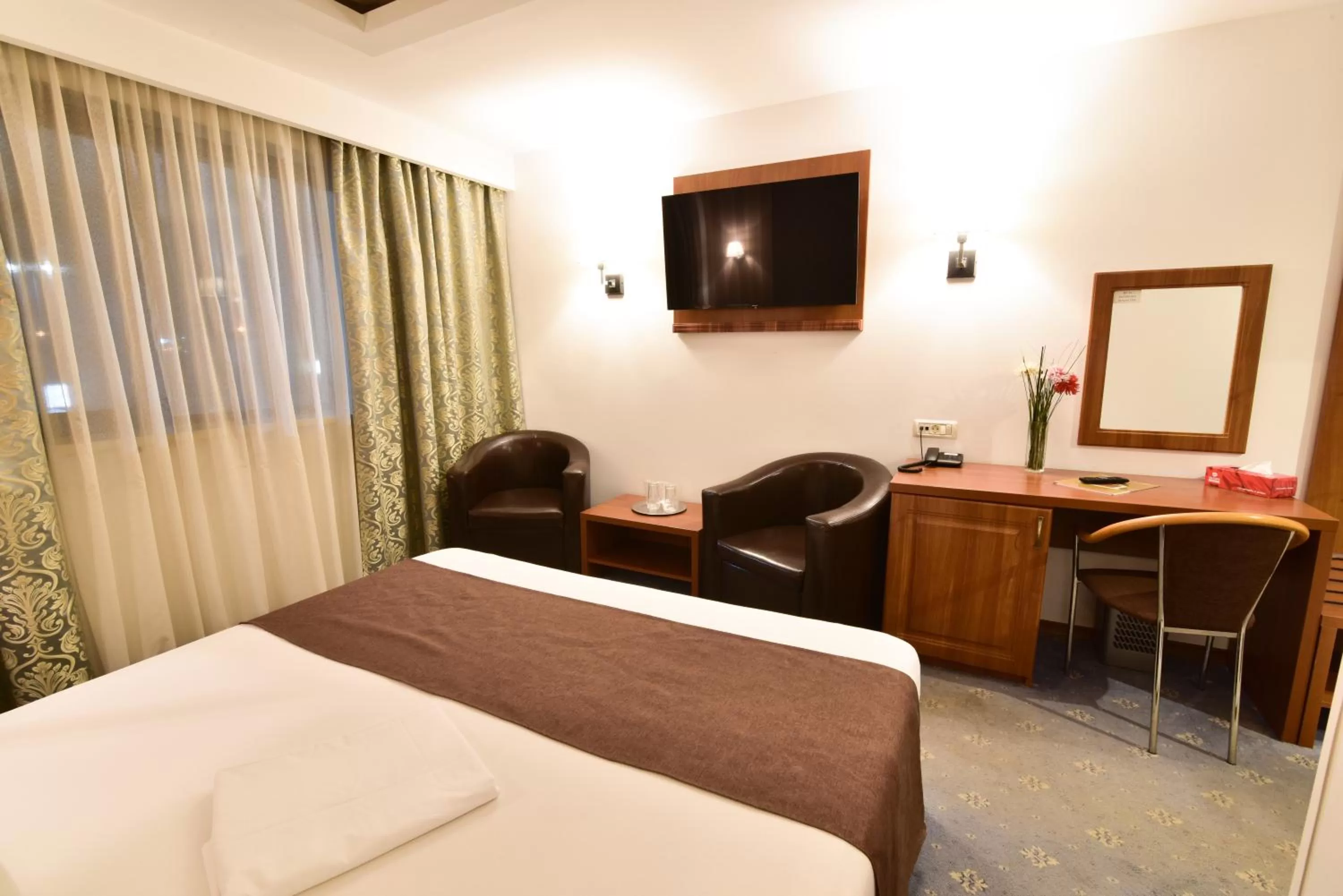 Communal lounge/ TV room, Bed in Hotel Forum