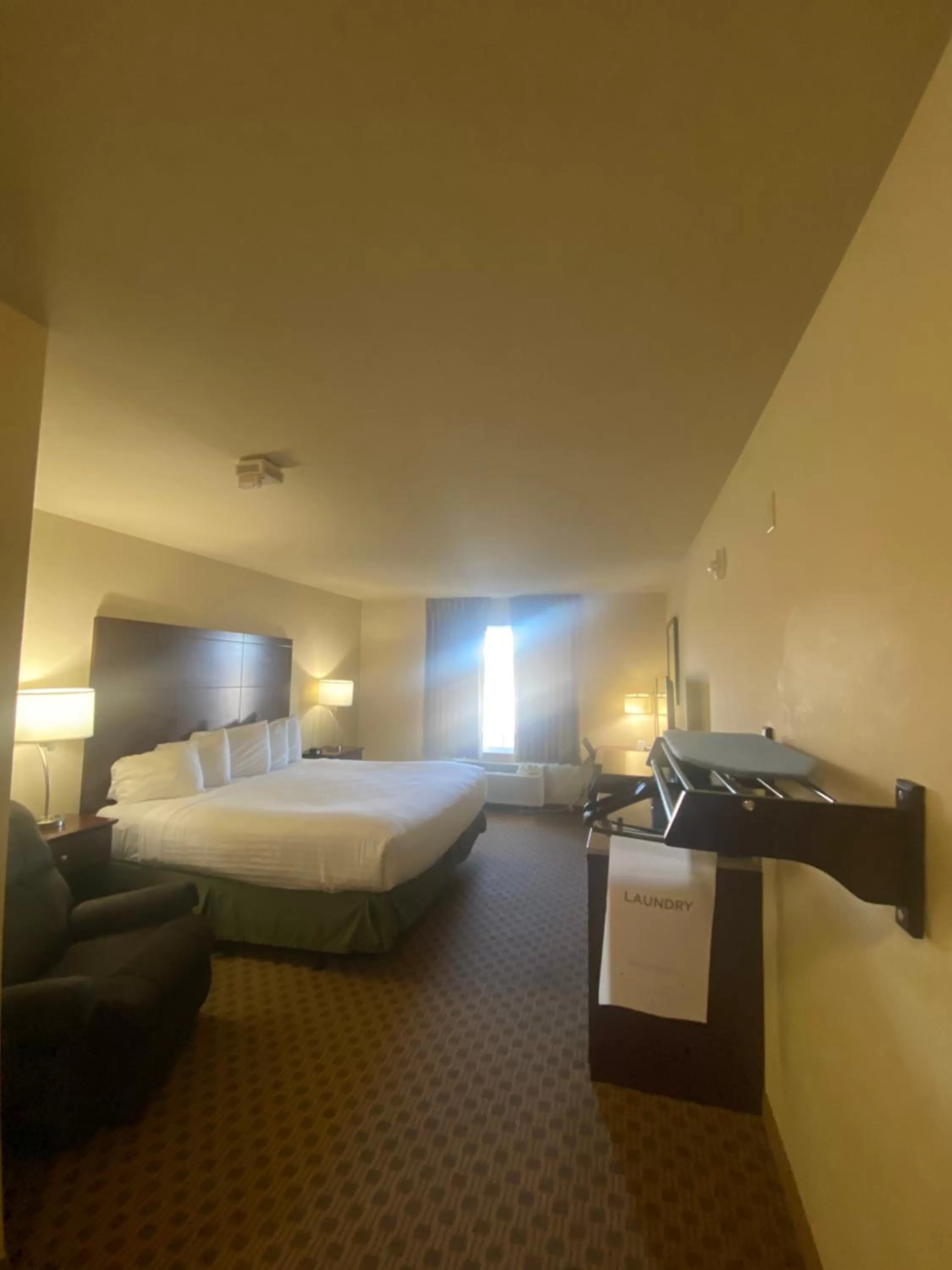 Bed in Cobblestone Hotel & Suites - Broken Bow
