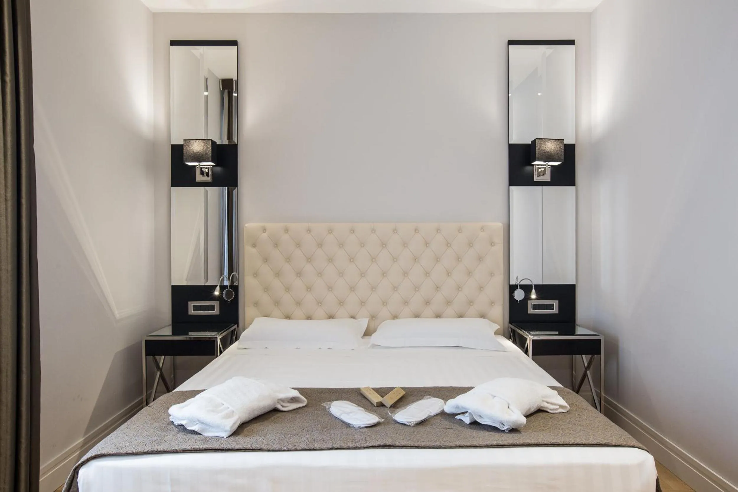 Bedroom, Bed in Floris Hotel