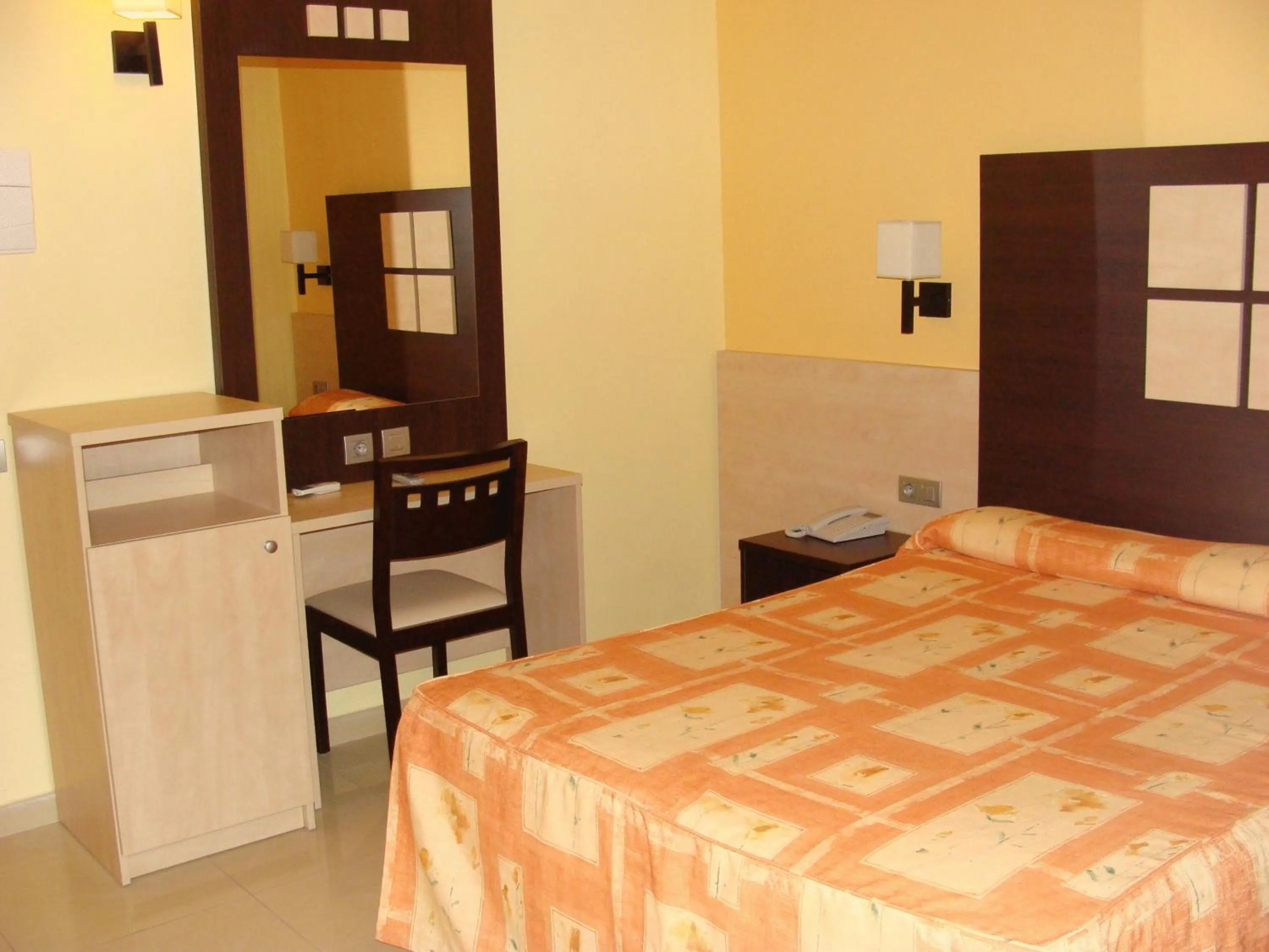 Photo of the whole room, Bed in Hotel Ciutadella