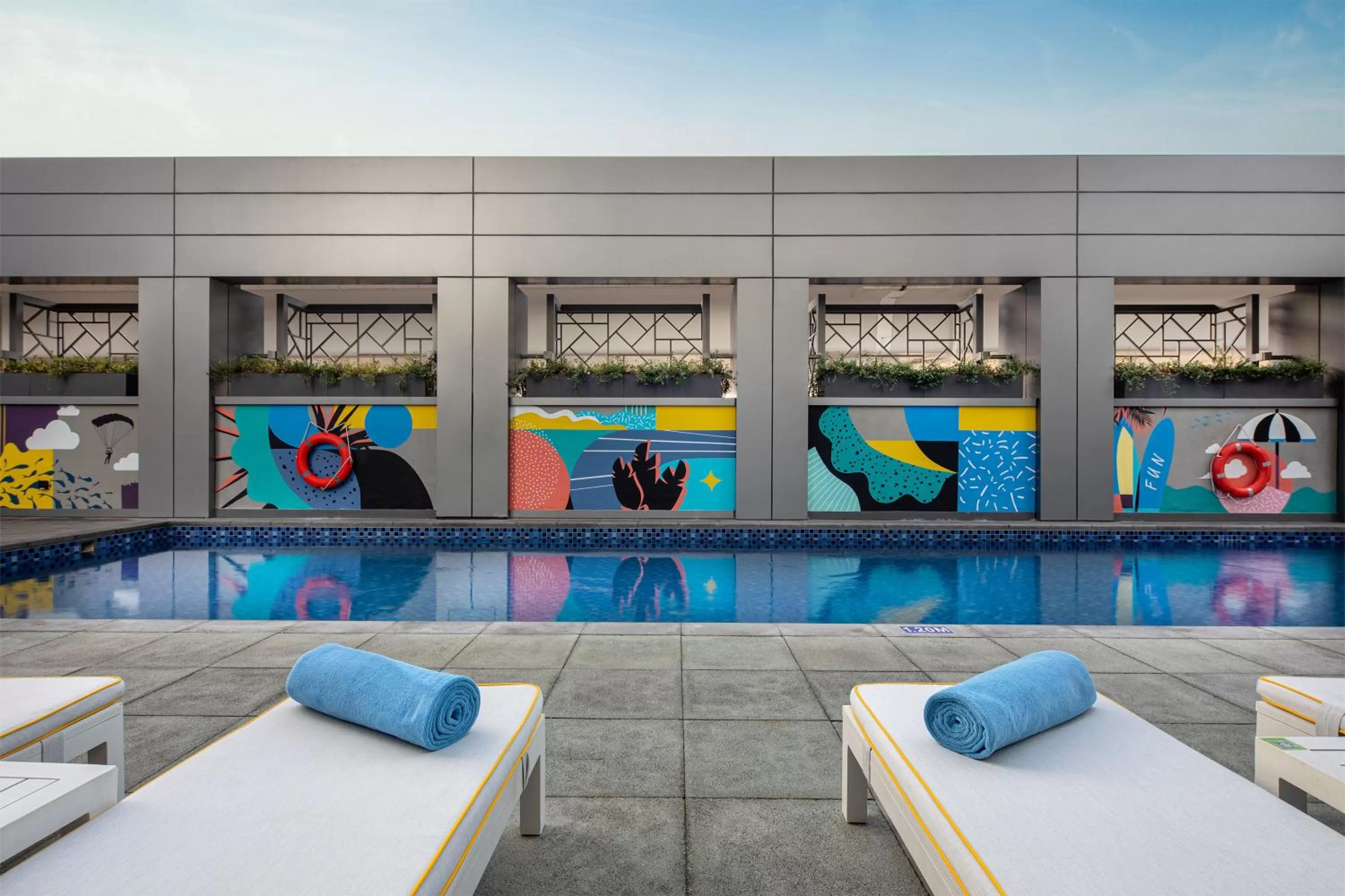 Swimming pool in Rove Dubai Marina
