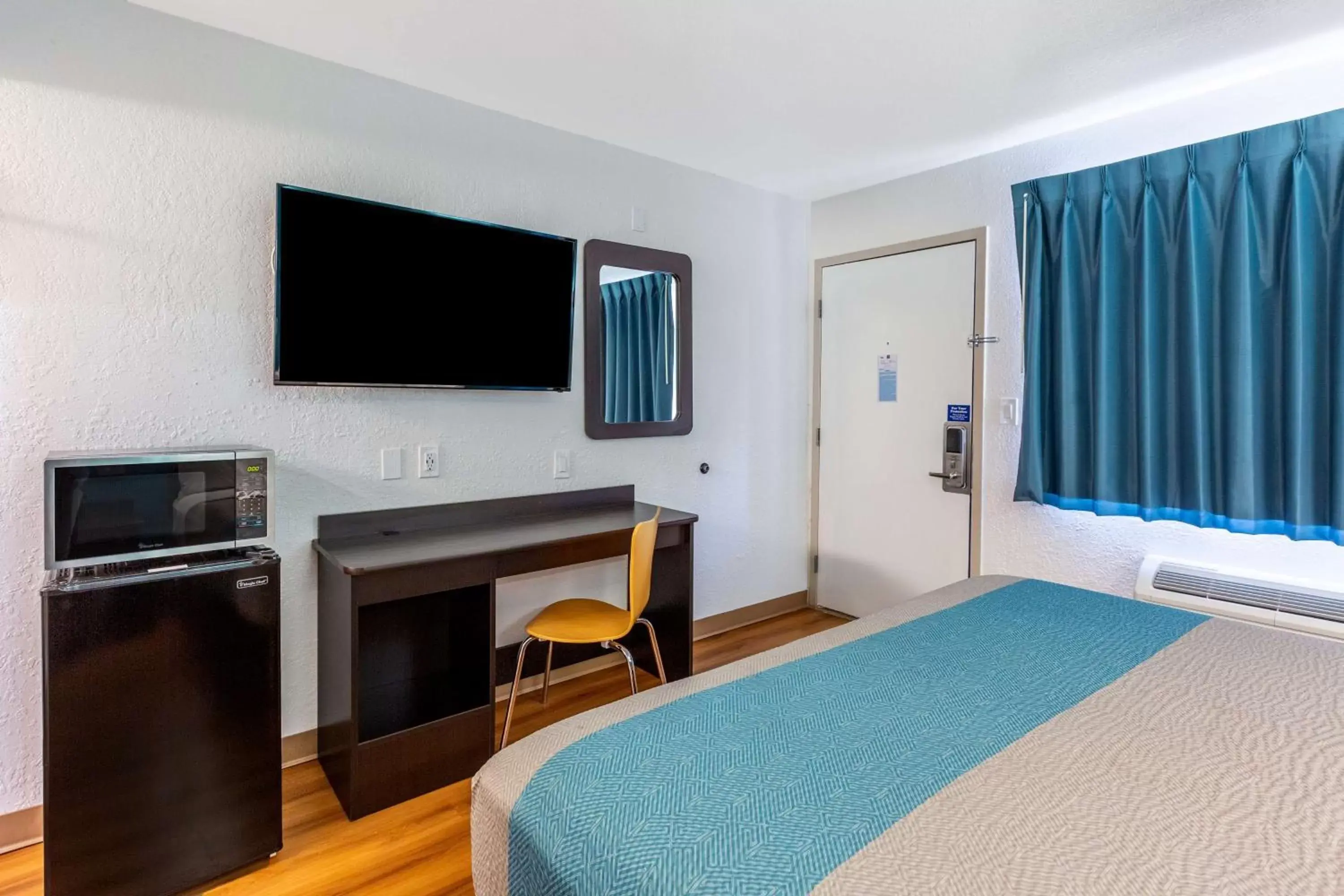 Deluxe Queen Room - Non-Smoking in Motel 6-Valdosta, GA - University Deluxe Queen Room - Non-Smoking in Motel 6-Valdosta, GA - University