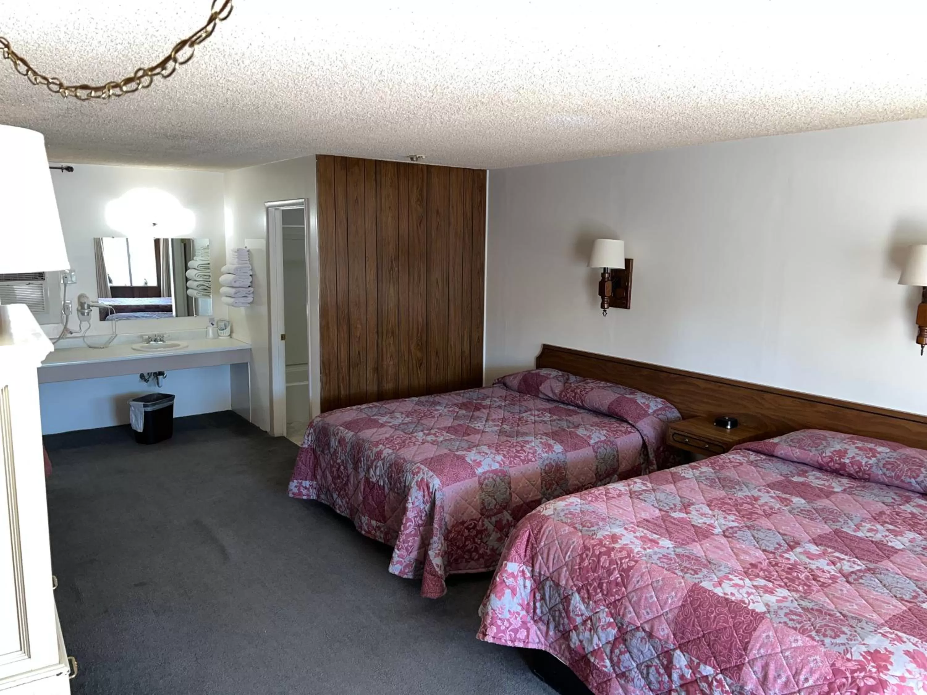 Bed in El Portal Motel