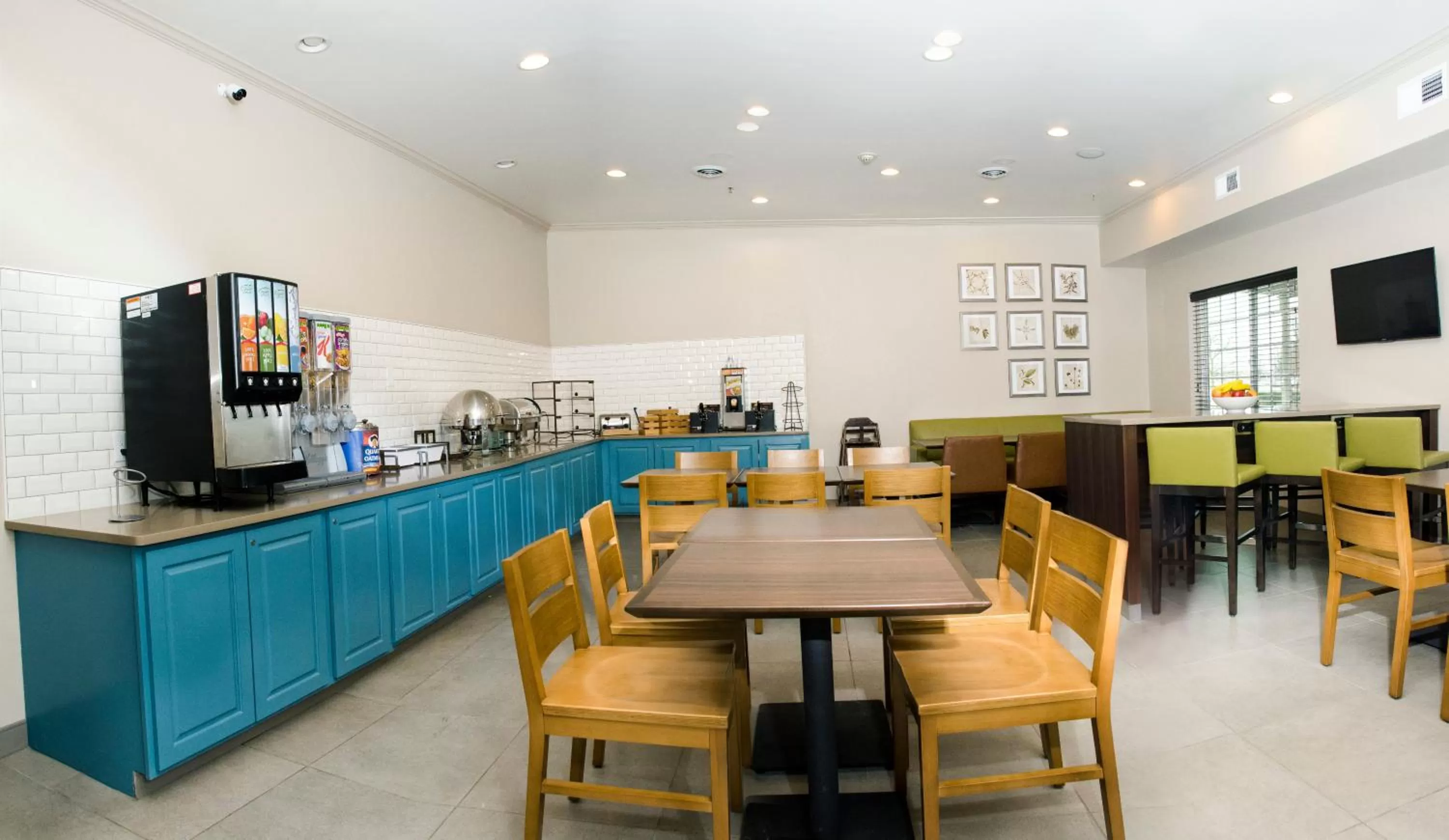 Communal kitchen in Country Inn & Suites by Radisson, Winchester, VA