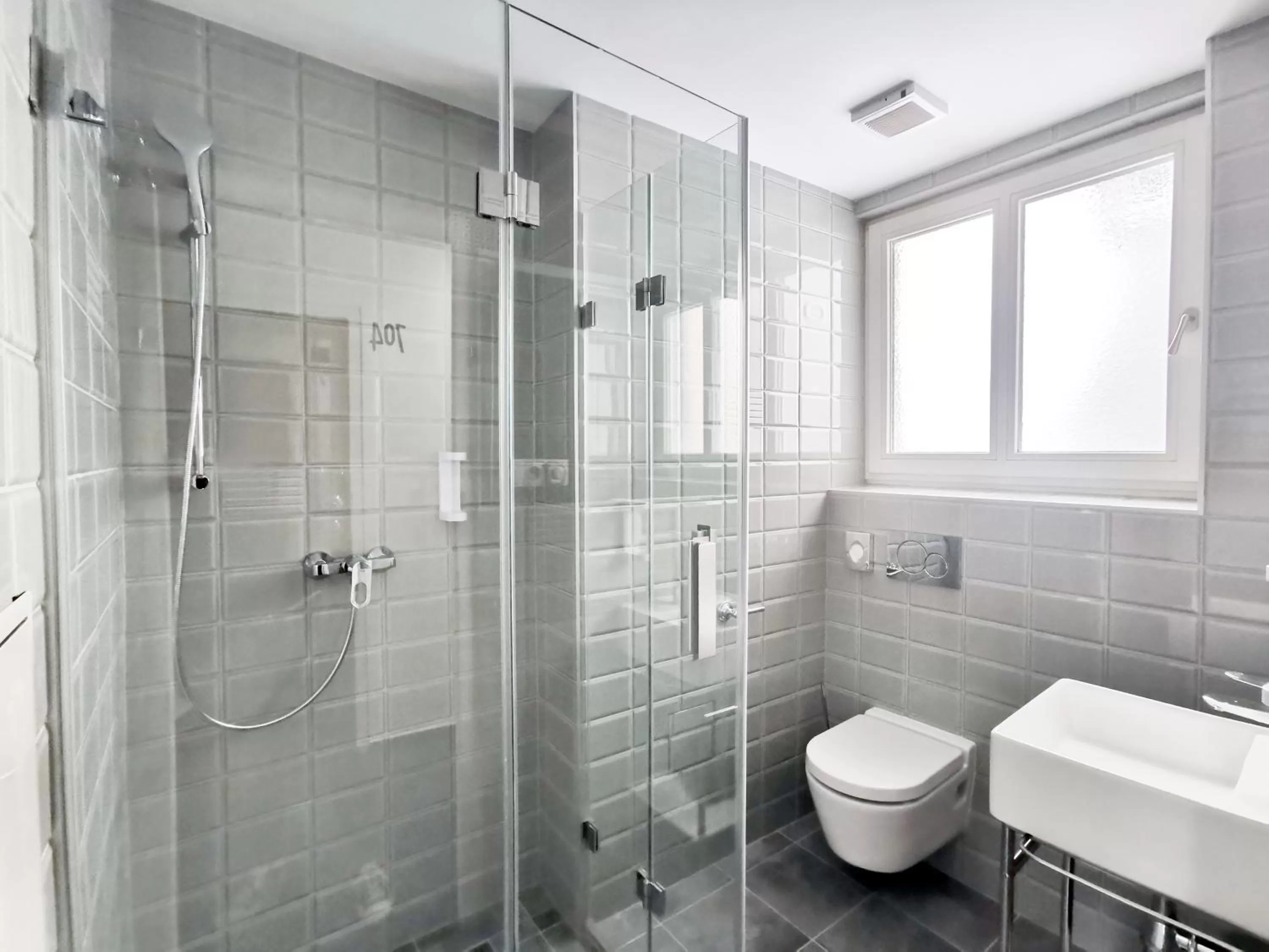 Shower in Hotel Avion - National Cultural Monument - ICONIC HOUSES ORG