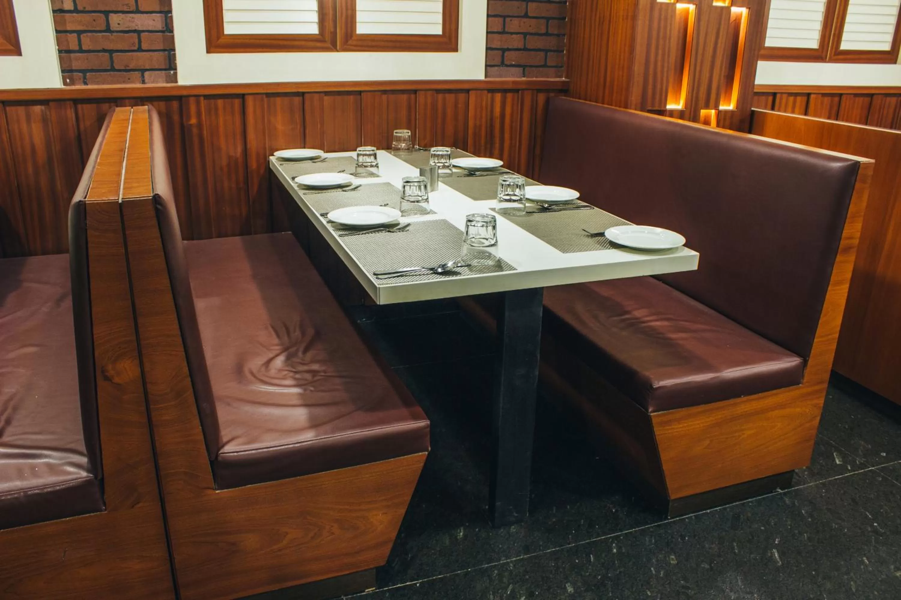 Restaurant/places to eat in Ambaari hotel