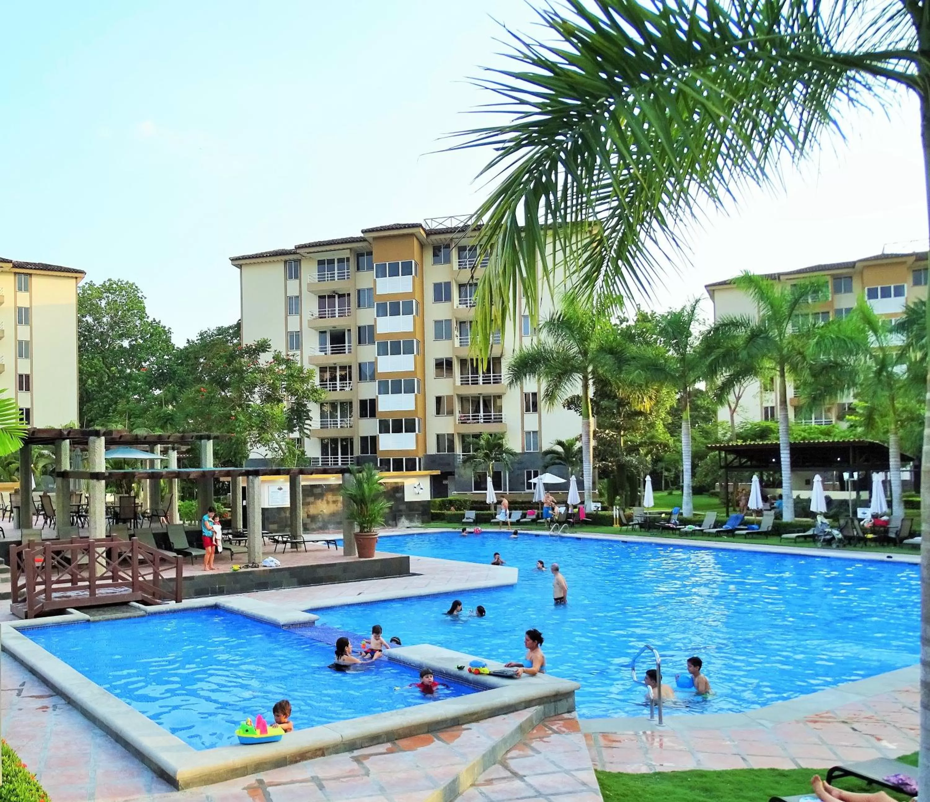 Swimming pool in Jaco Beach Condos
