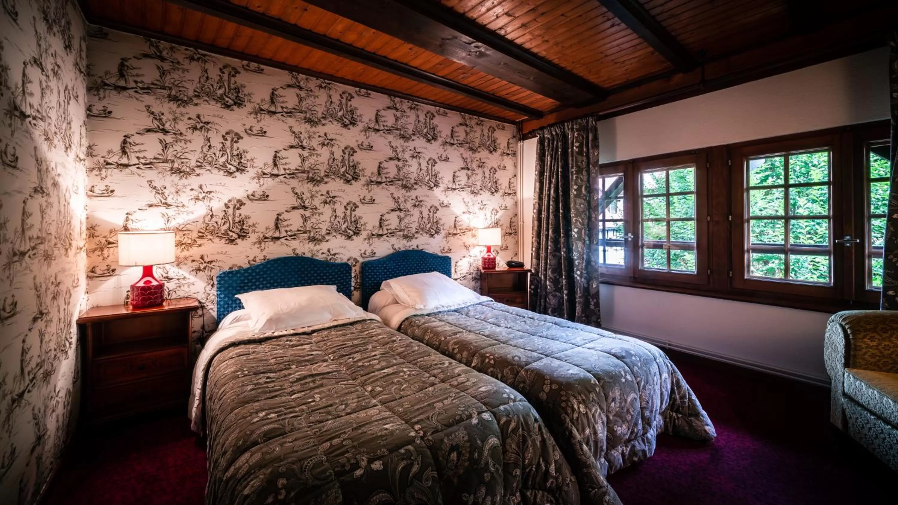 Bed in Hôtel des Deux Clefs