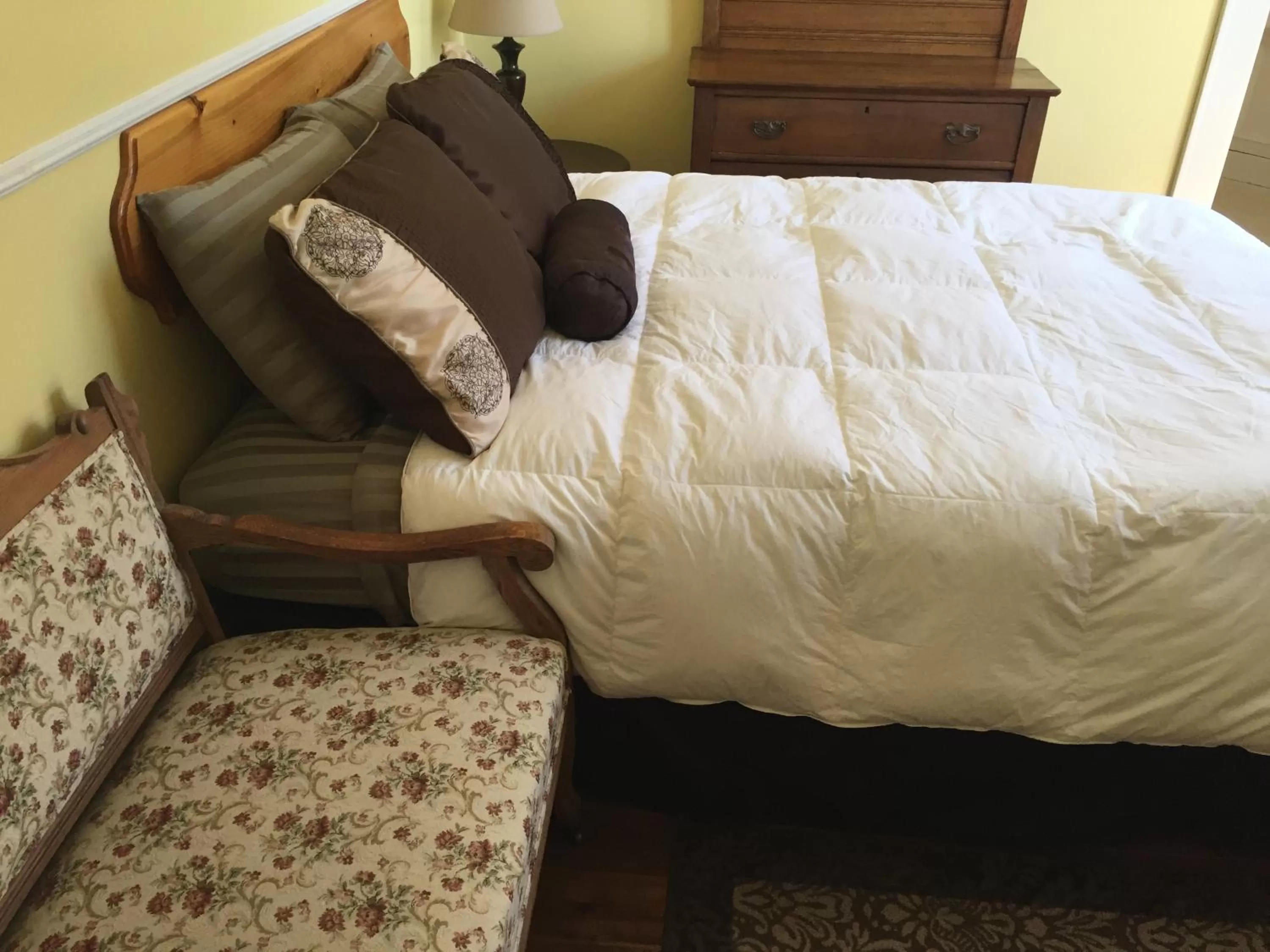 Bedroom in Lakelawn B&B and Motel