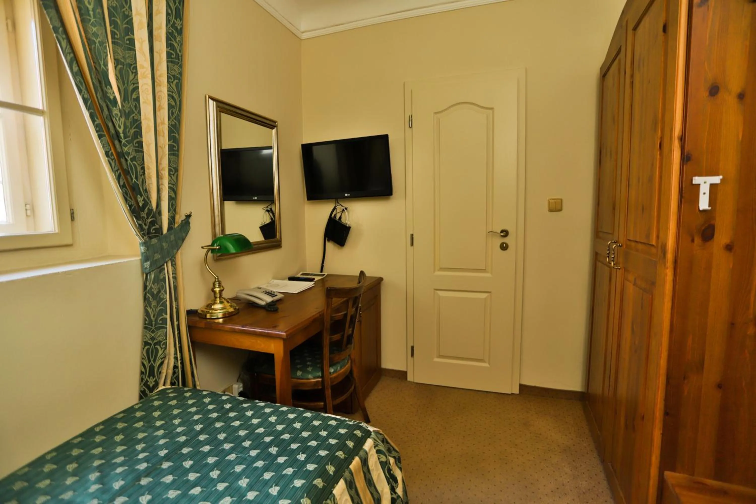 Seating area, Bed in U Schnellu