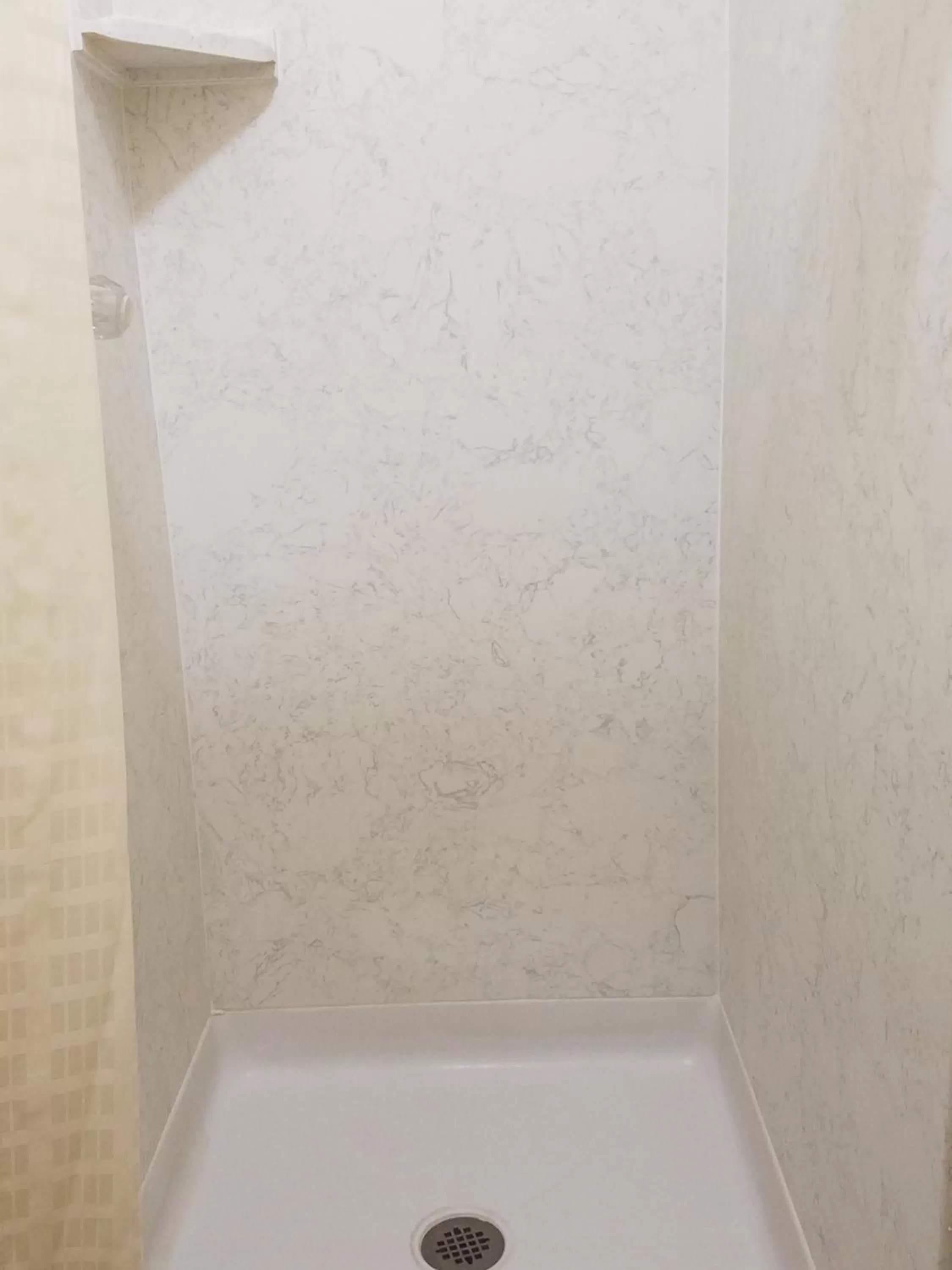 Shower in Hotel Sunrise