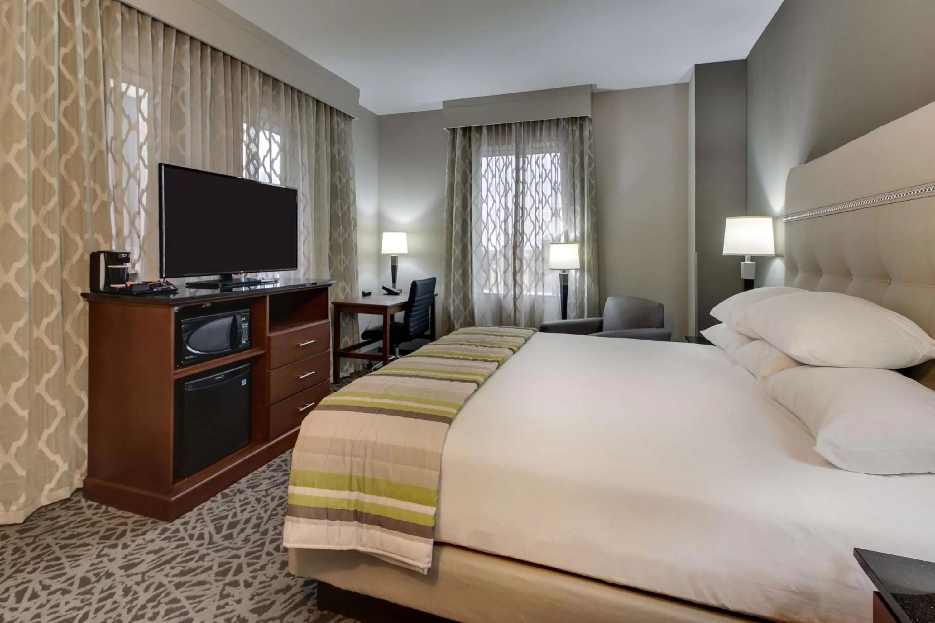 Deluxe King Room - Hearing Accessible, Roll-in Shower in Drury Plaza Hotel Milwaukee Downtown
