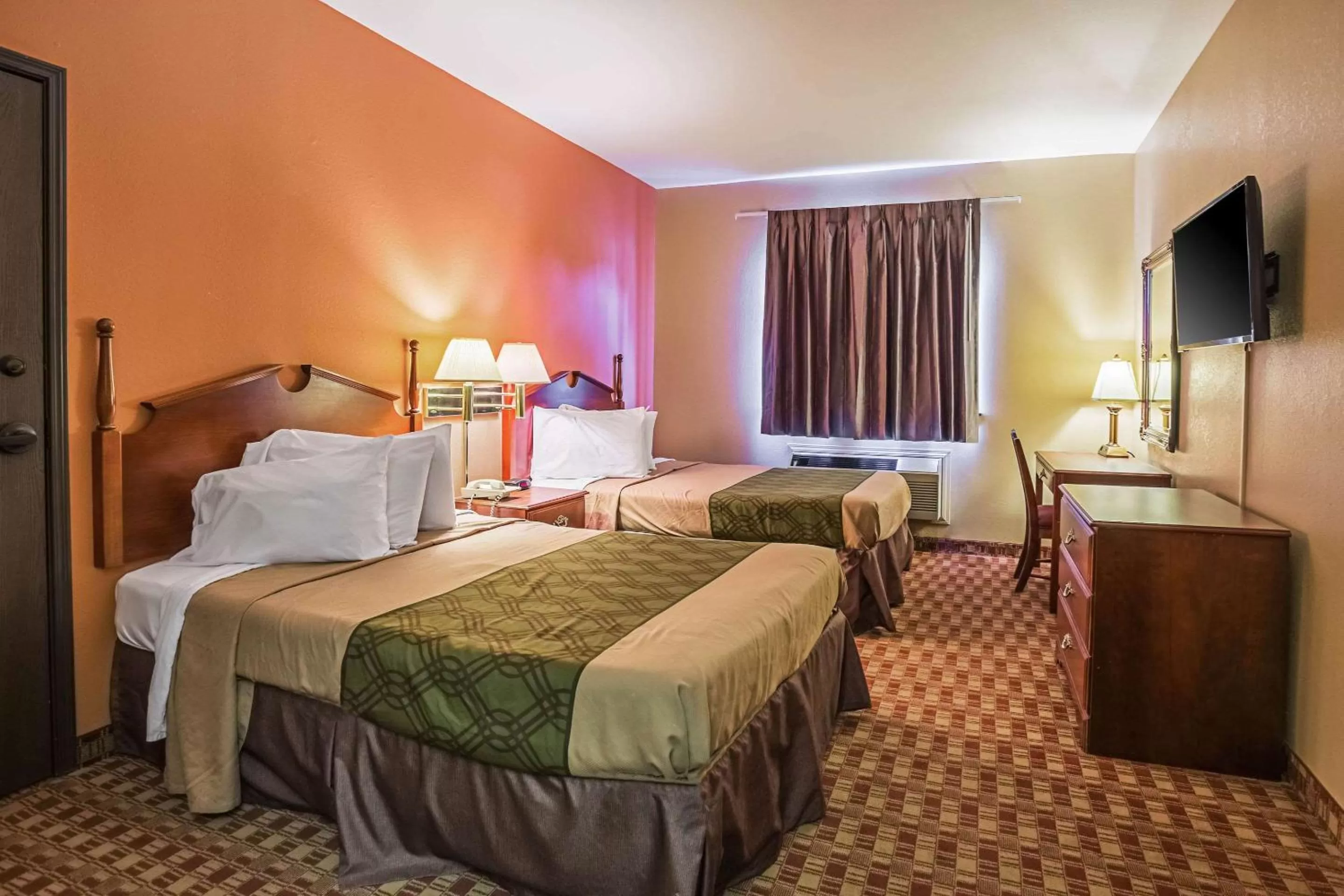 Photo of the whole room, Bed in Econo Lodge Inn & Suites