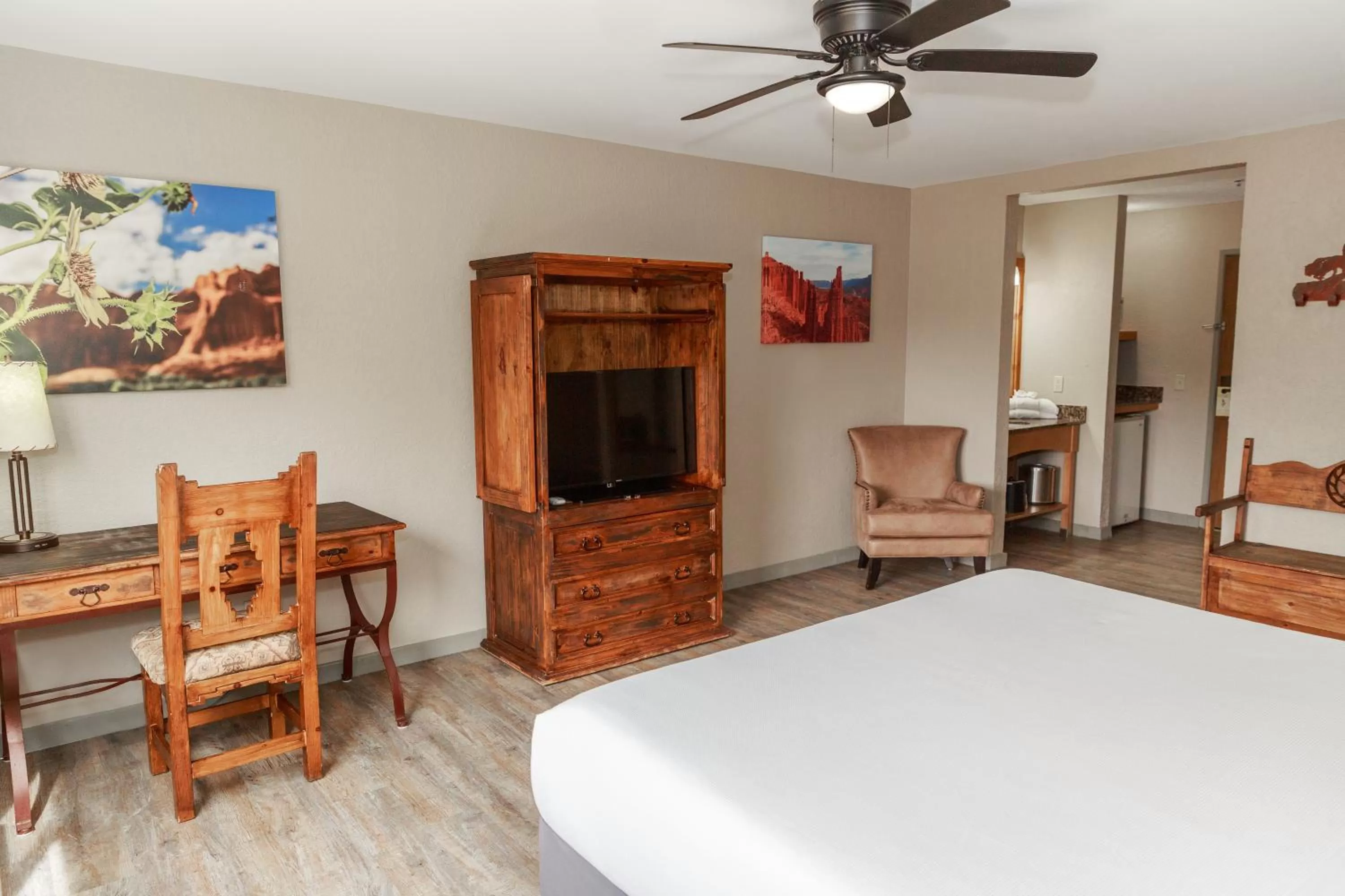 Photo of the whole room, Bed in Aarchway Inn