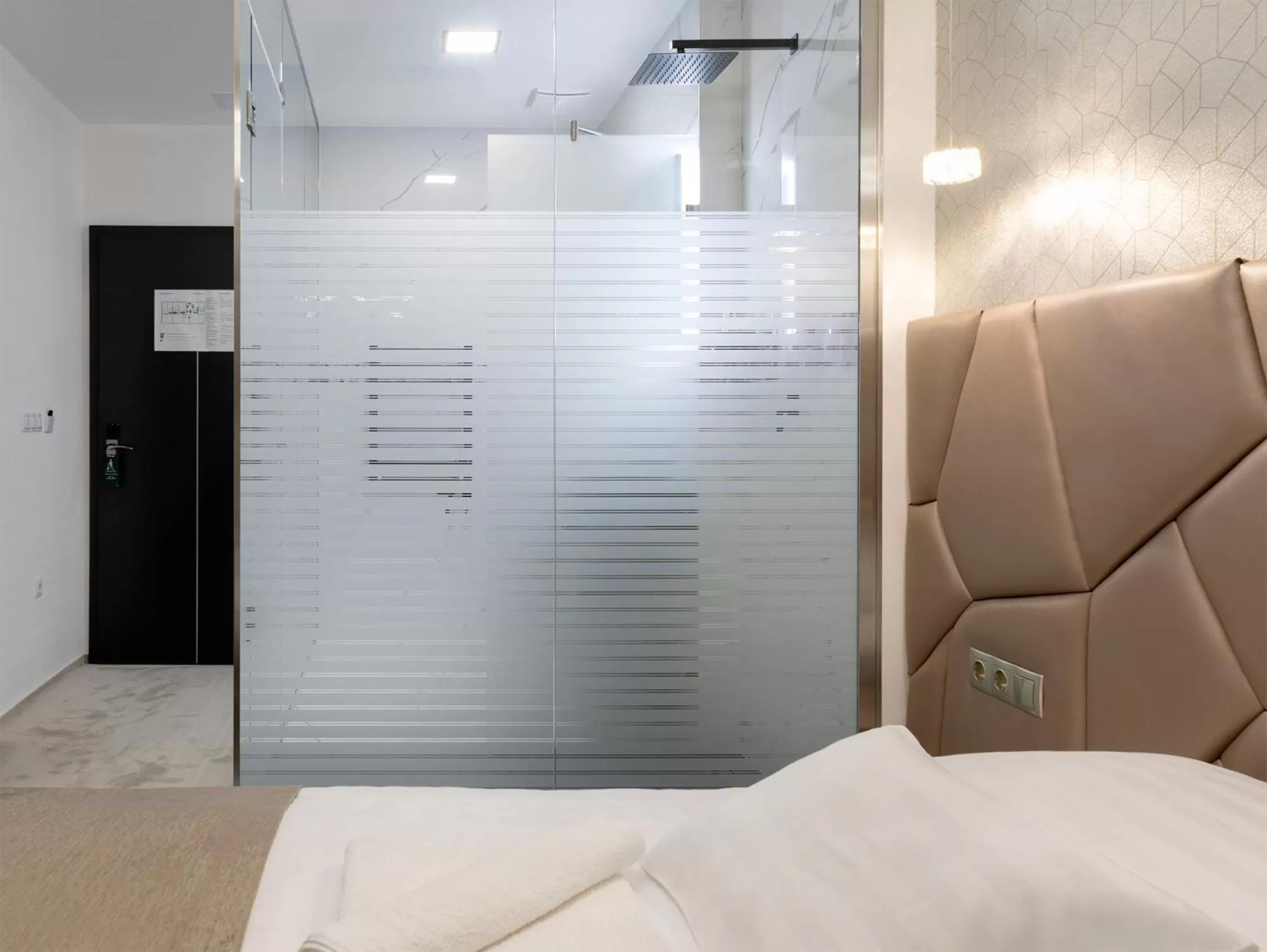 Shower, Bed in Z Rooms Boutique