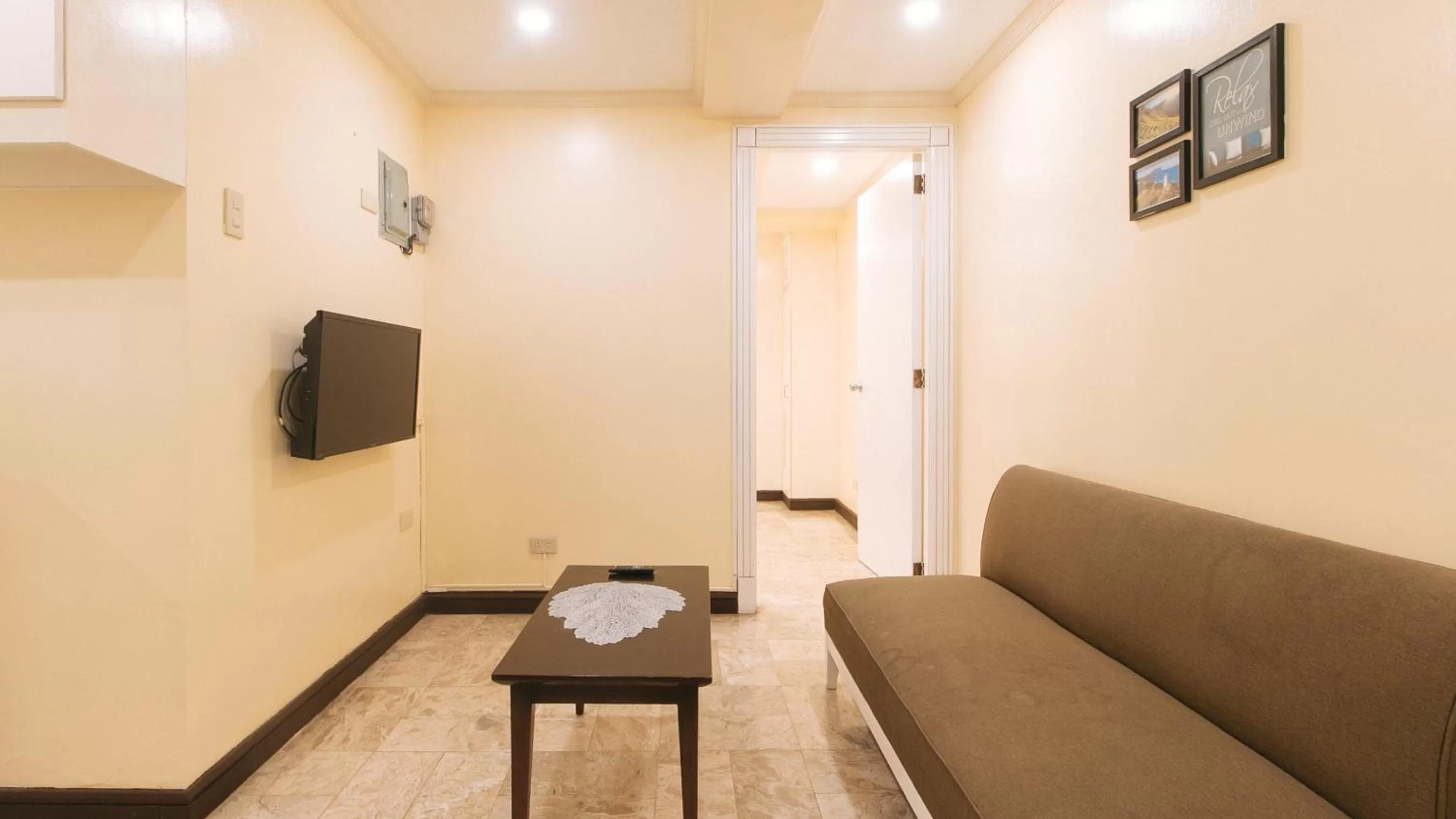 Living room, Seating Area in RedDoorz Premium near Greenbelt Makati - Vaccinated Staff