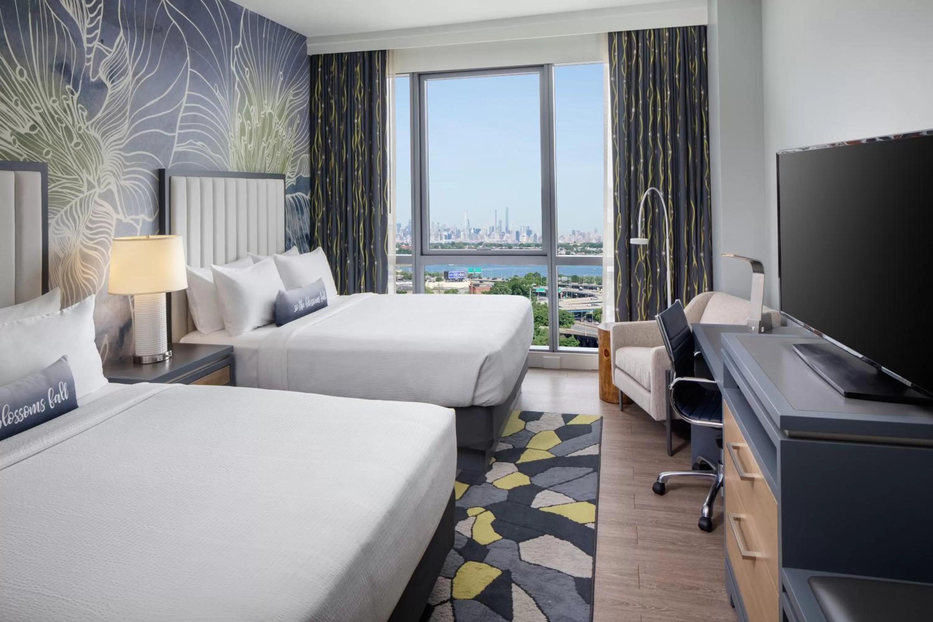 TV and multimedia, Bed in Hotel Indigo Flushing - LaGuardia