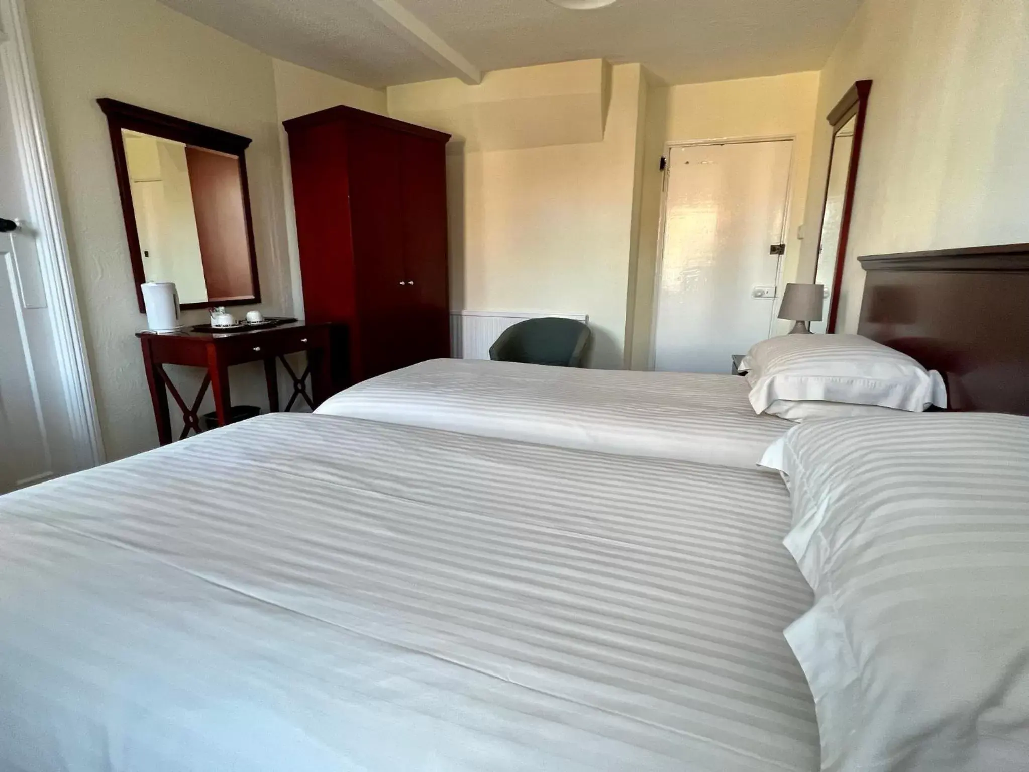 Twin Room in Calverts Hotel - Newport, Isle of Wight - RETURN CAR FERRY FROM 79 POUNDS Twin Room in Calverts Hotel - Newport, Isle of Wight - RETURN CAR FERRY FROM 79 POUNDS