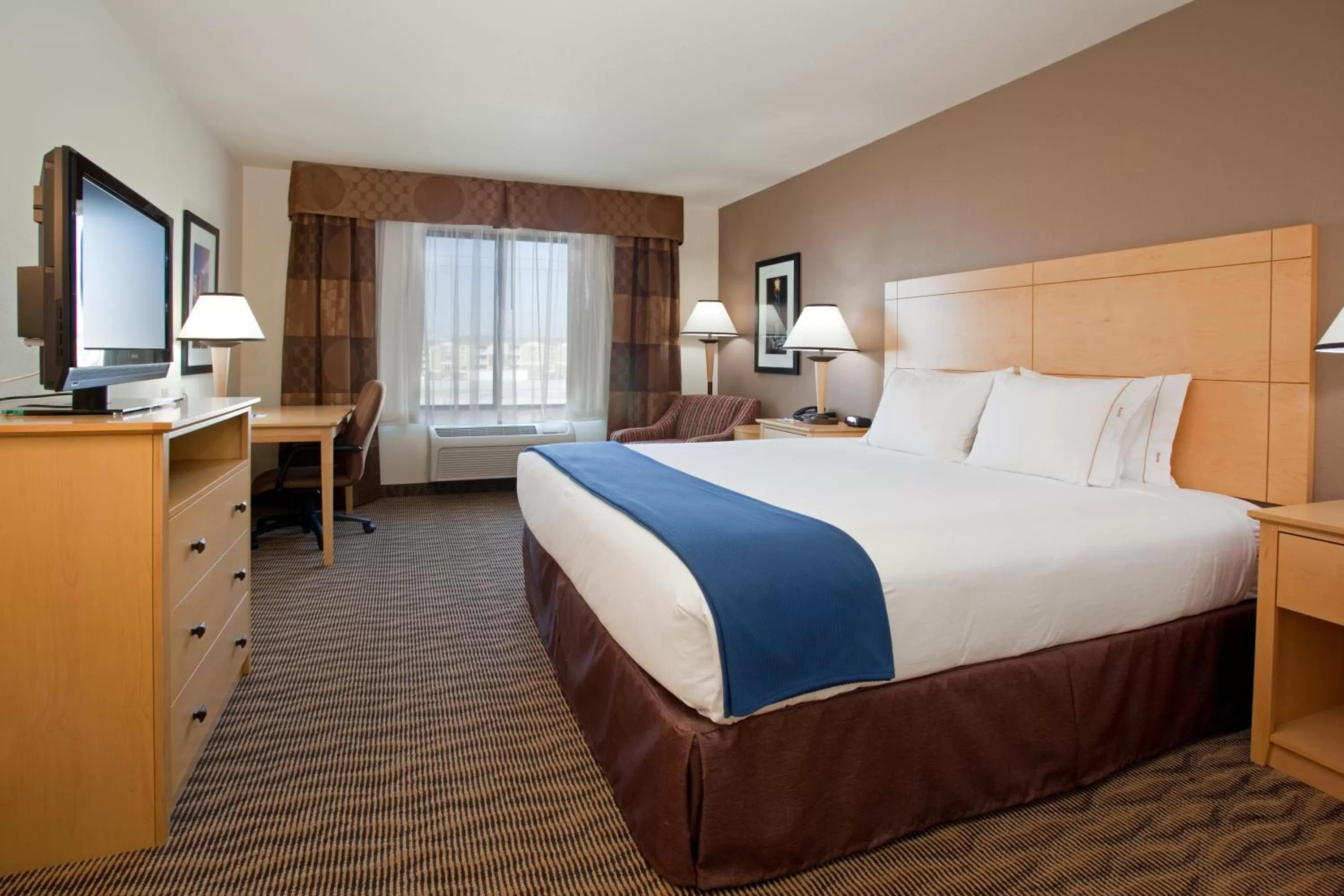 Photo of the whole room, Bed in Holiday Inn Express West Valley City by IHG